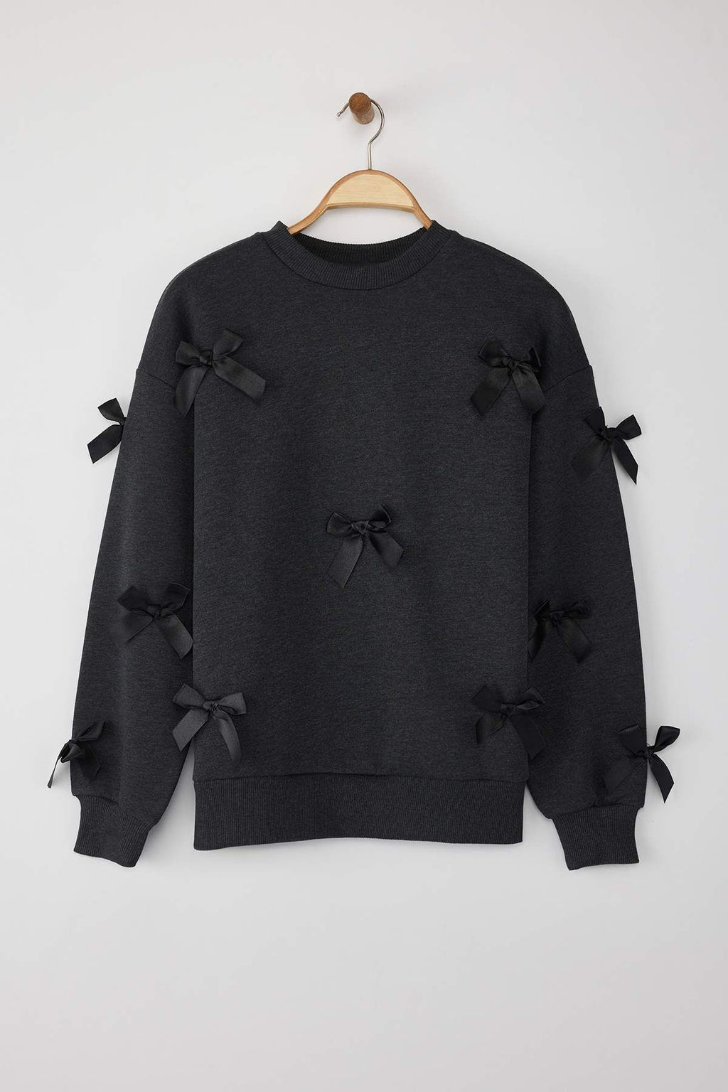 TRENDYOLMILLA Ekru Kurdele Detayl? Oversize/Genis Kal?p Kal?n Orme Sweatshirt TWOAW25SW00069  фото 6