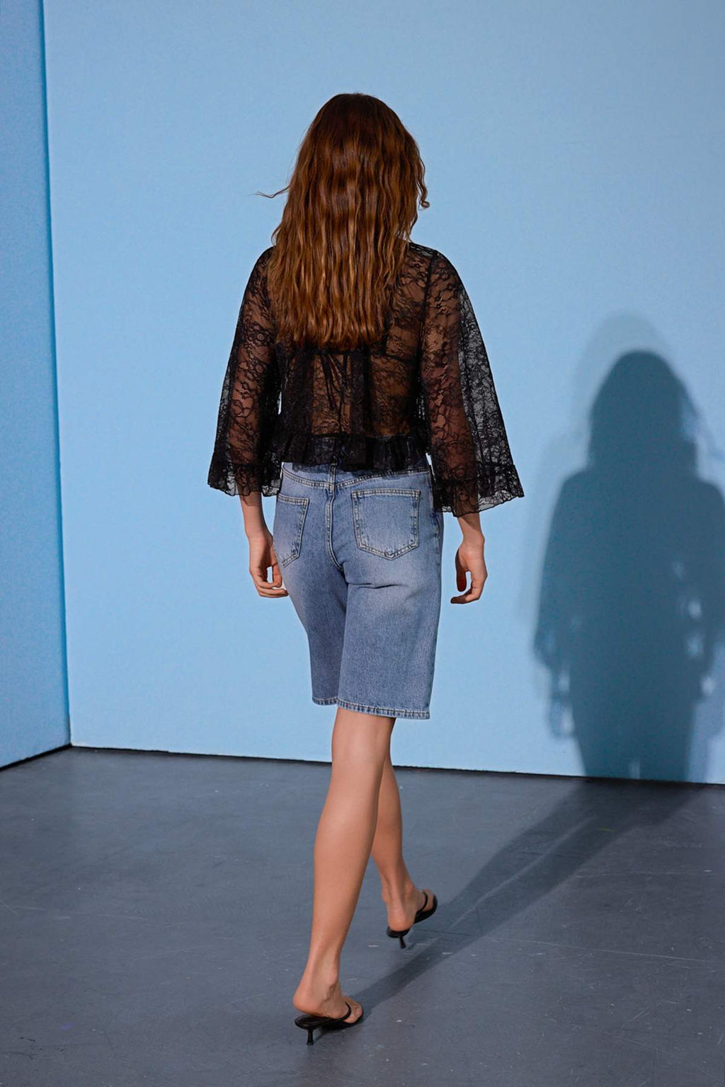 Limited Edition Mavi Y_ksek Bel Denim Bermuda TWOSS26SR00061