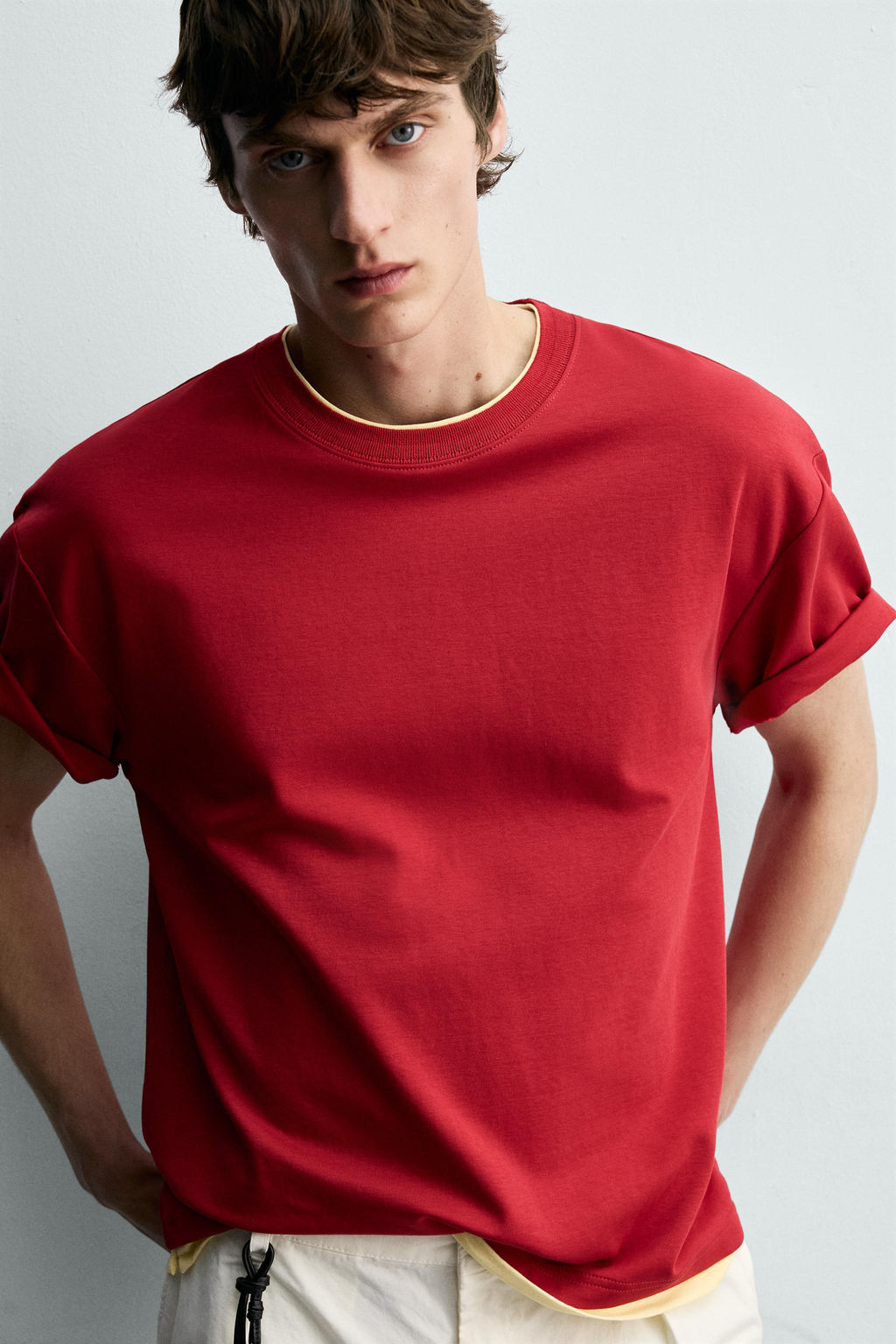 CAMISETA ACABADOS DOBLES CONTRASTE / Rojo