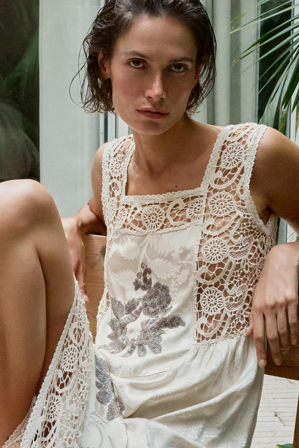 VESTIDO JACQUARD BORDADOS ABALORIOS / Crudo