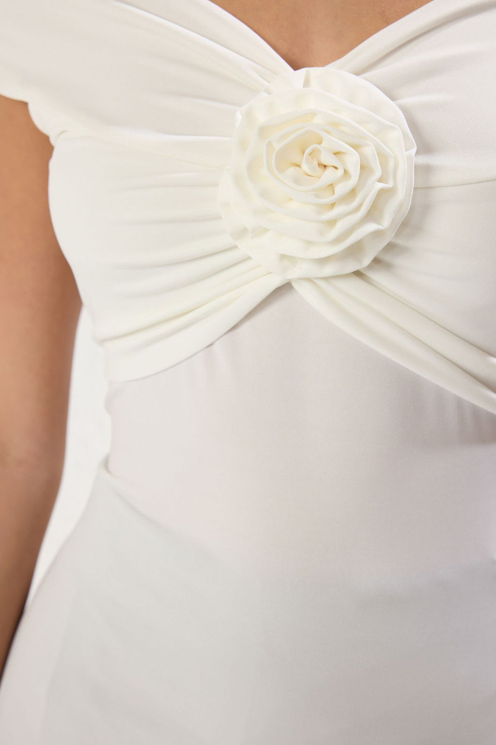 Trendyolmilla Ekru Gul Detayl? Fitted/Vucuda Oturan Esnek Orme Bluz TWOSS25BZ00041 фото 4