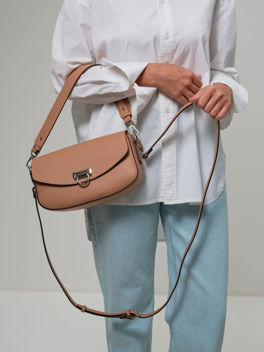 Сумка кожаная на плечо Azaro 31049 бежевая нуга