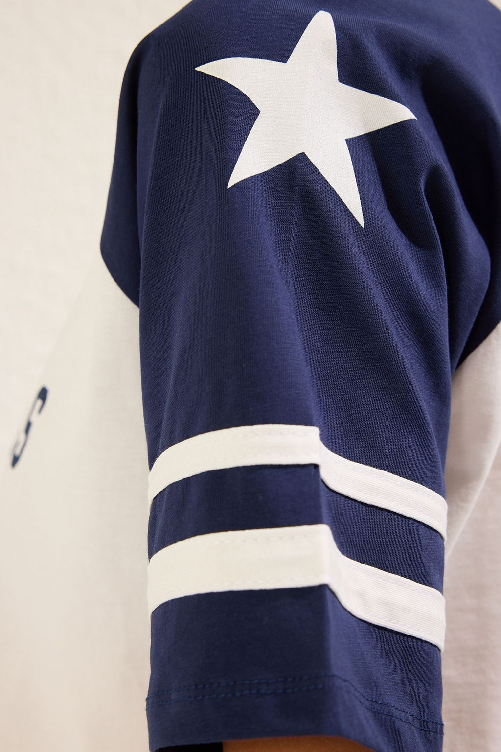 TRENDYOLMILLA Ekru %100 Pamuk Renk Bloklu Slogan Bask?l? Relaxed Crop Orme T-Shirt TWOSS25TS00067 фото 4