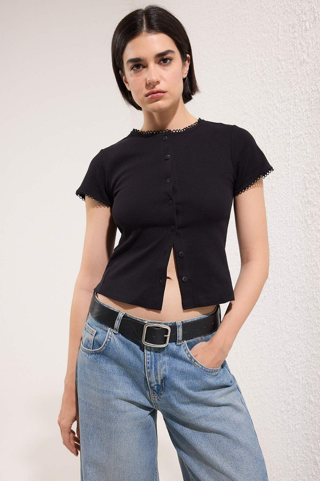 Trendyolmilla Ekru Dugmeli Vucuda Oturan Bisiklet Yaka K?sa Kol Fitilli Esnek Orme Bluz TWOSS25BZ00548 фото 5