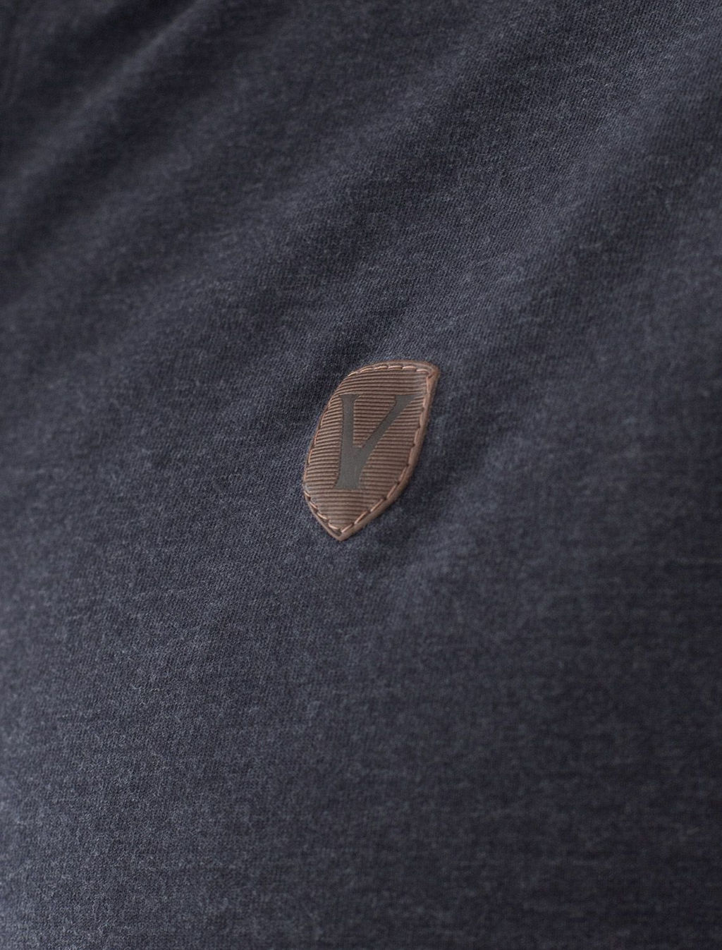 Тонкий лонгслив с круглым воротом на пуговицах из премиального хлопка с эластаном