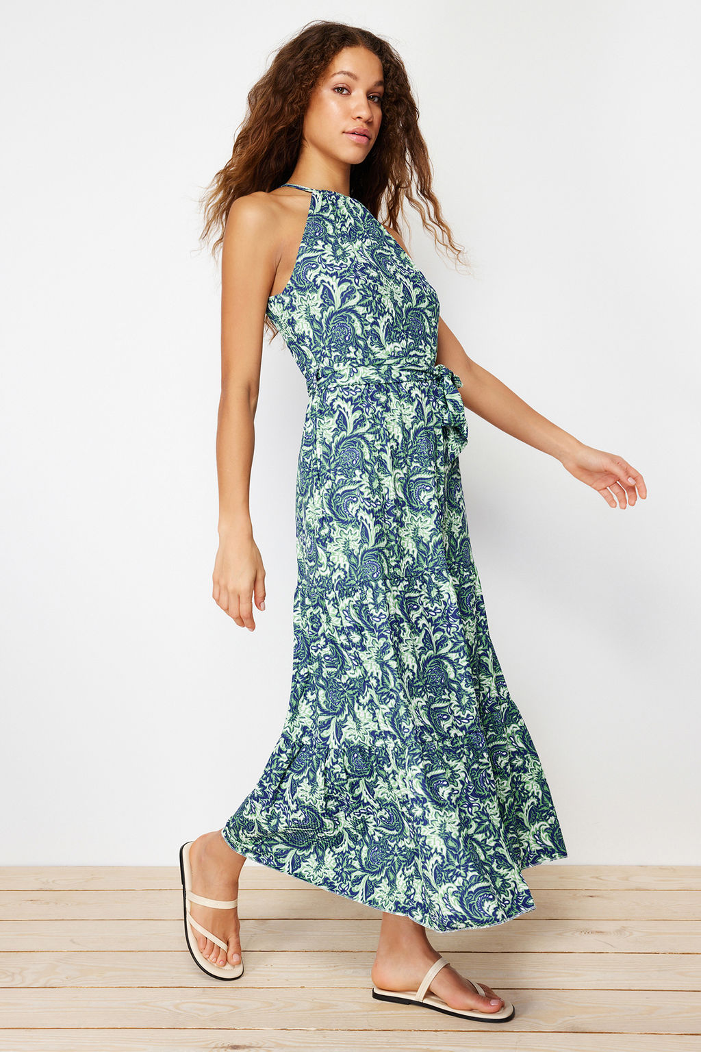 Yesil Bask?l? Skater/Belden Ac?lan Halter Yaka Fitilli Esnek Orme Maxi Elbise TWOSS24EL00418 - Trendyolmilla фото 3