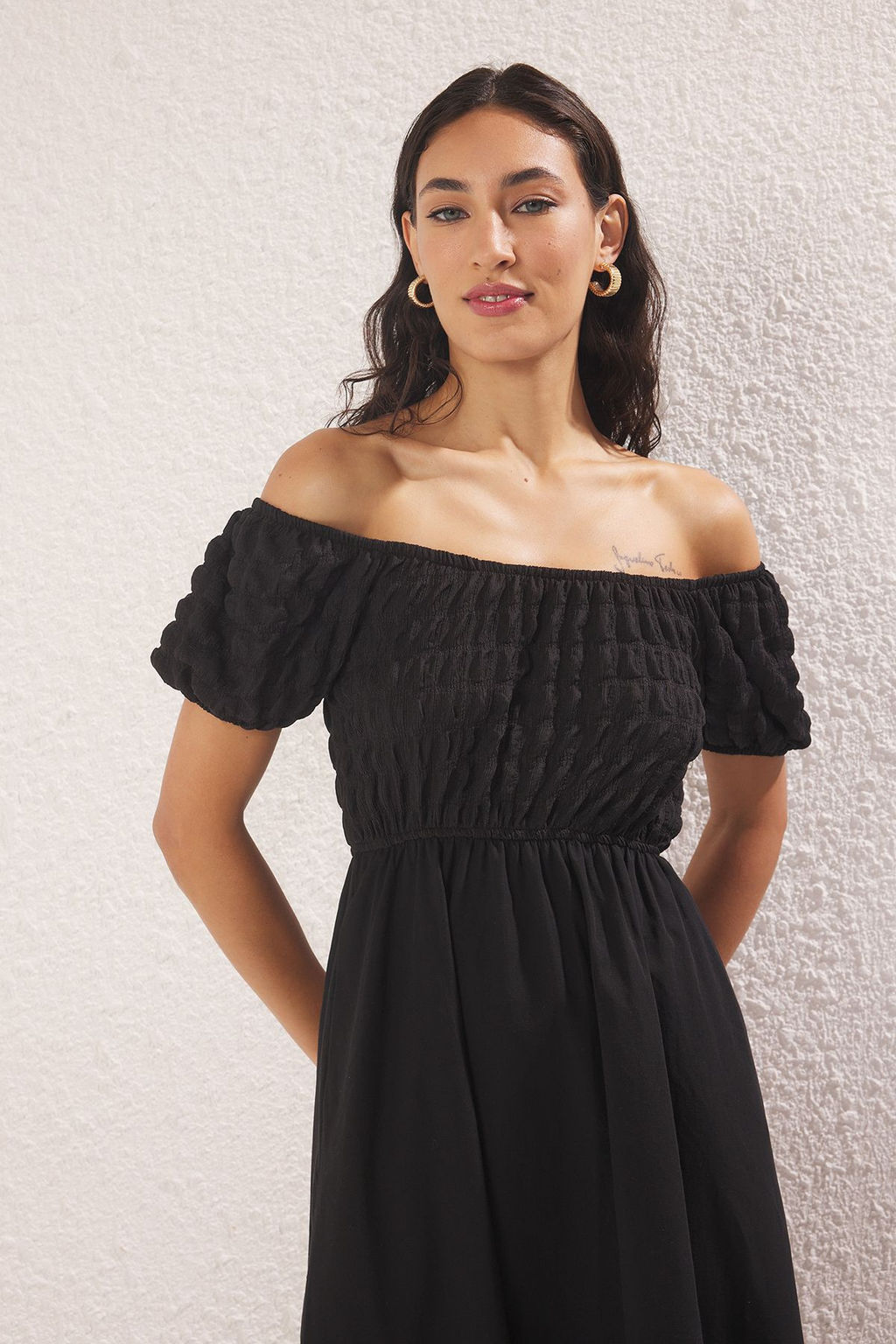TRENDYOLMILLA Siyah Duz Midi Dokuma Elbise TWOSS25EL00770  фото 2