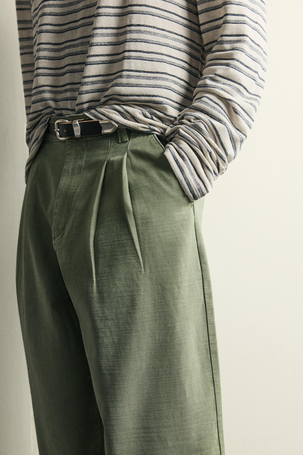 PANTAL?N CHINO BAGGY FIT PLIEGUES / Verde medio