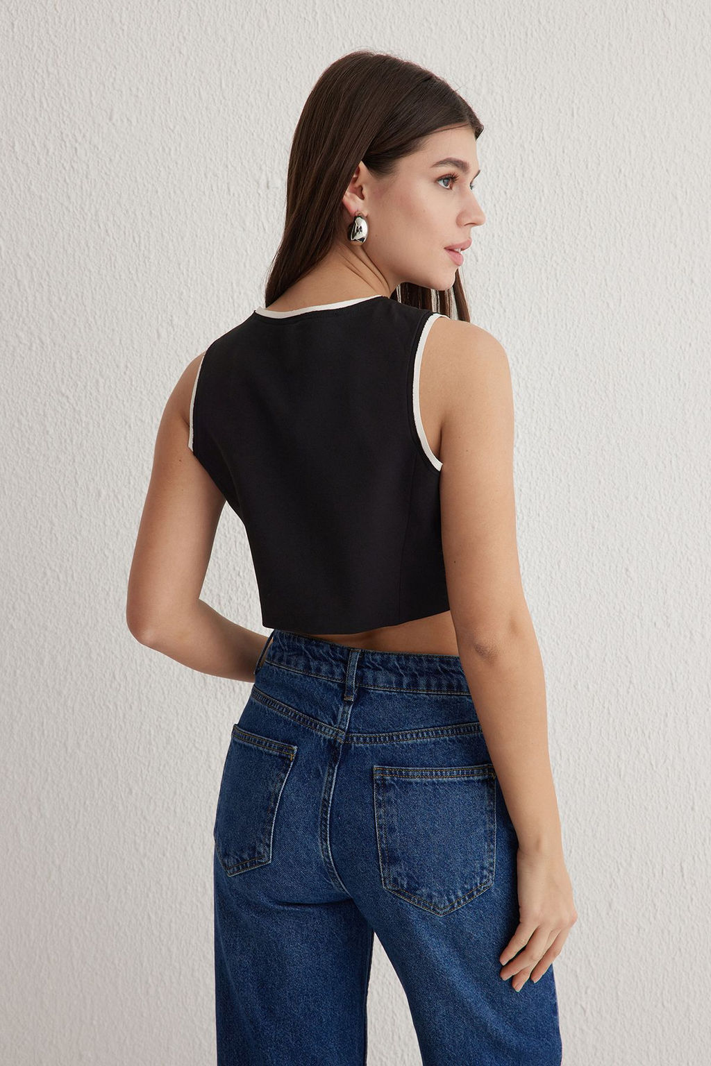 TRENDYOLMILLA Siyah Fitted Beyaz Pis Dikis Detayl? Dokuma Yelek TWOSS25YE00052 фото 6