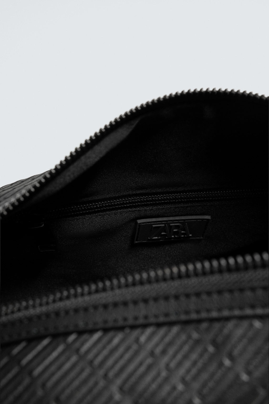 RUBBERISED TEXTURED CROSSBODY BAG - Zara фото 12