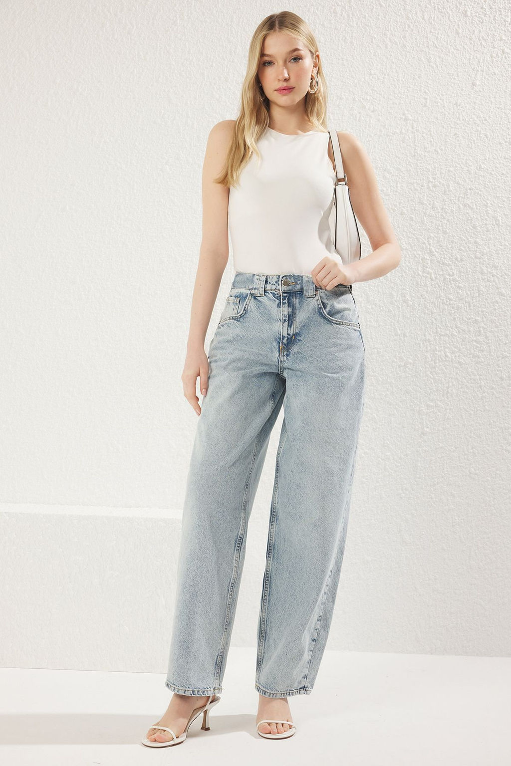 TRENDYOLMILLA Ac?k Mavi Normal Bel Skater Jeans TWOSS25JE00156