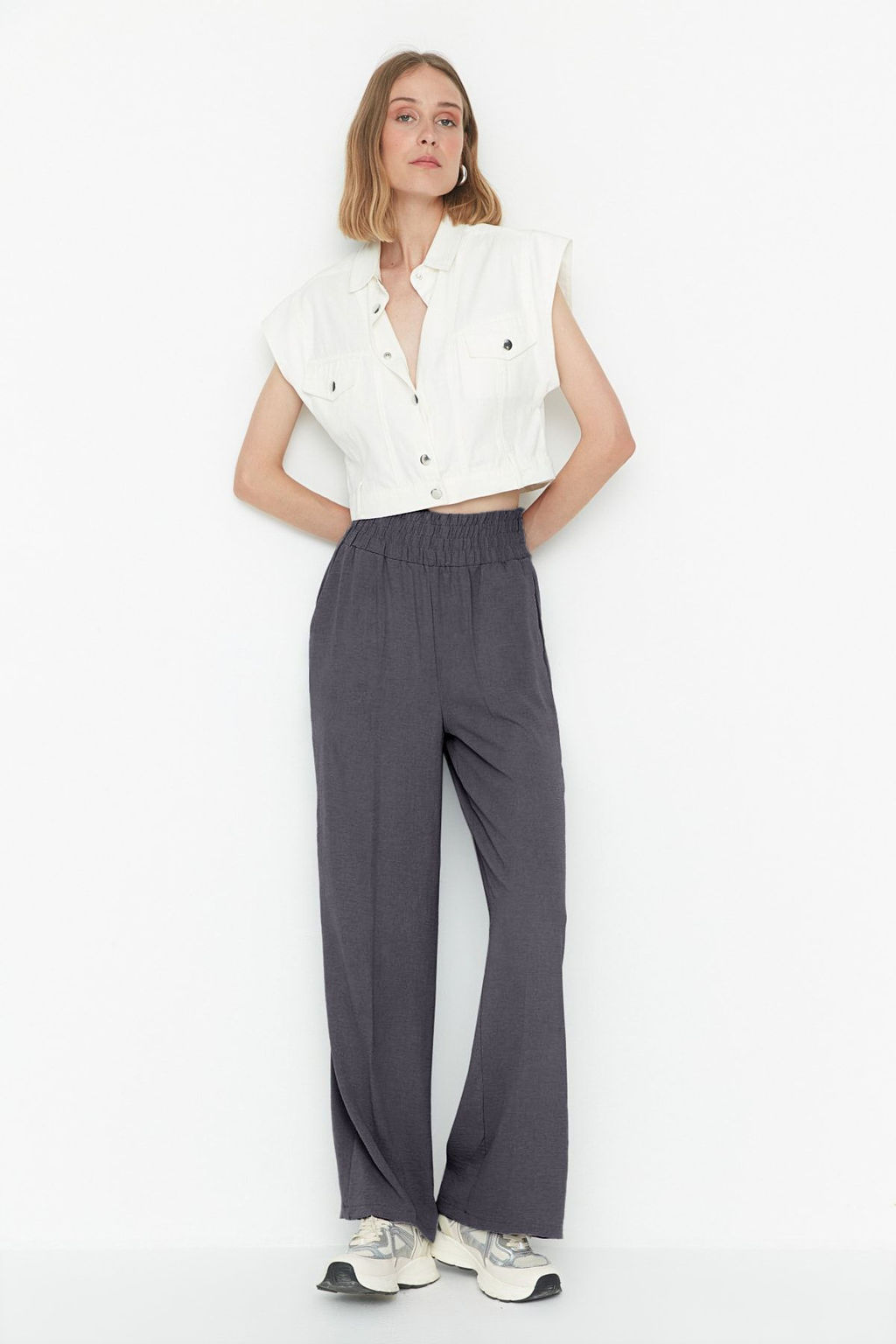 TRENDYOLMILLA Siyah Wide Leg/Genis Paca Beli Lastikli Dokuma Pantolon TWOSS22PL00024