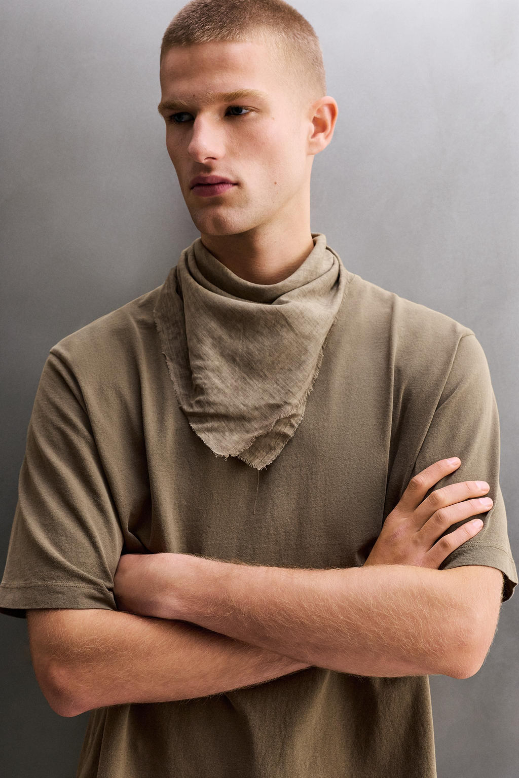 CAMISETA REGULAR FIT GR?FICO ESTAMPADO / Marr?n / Topo