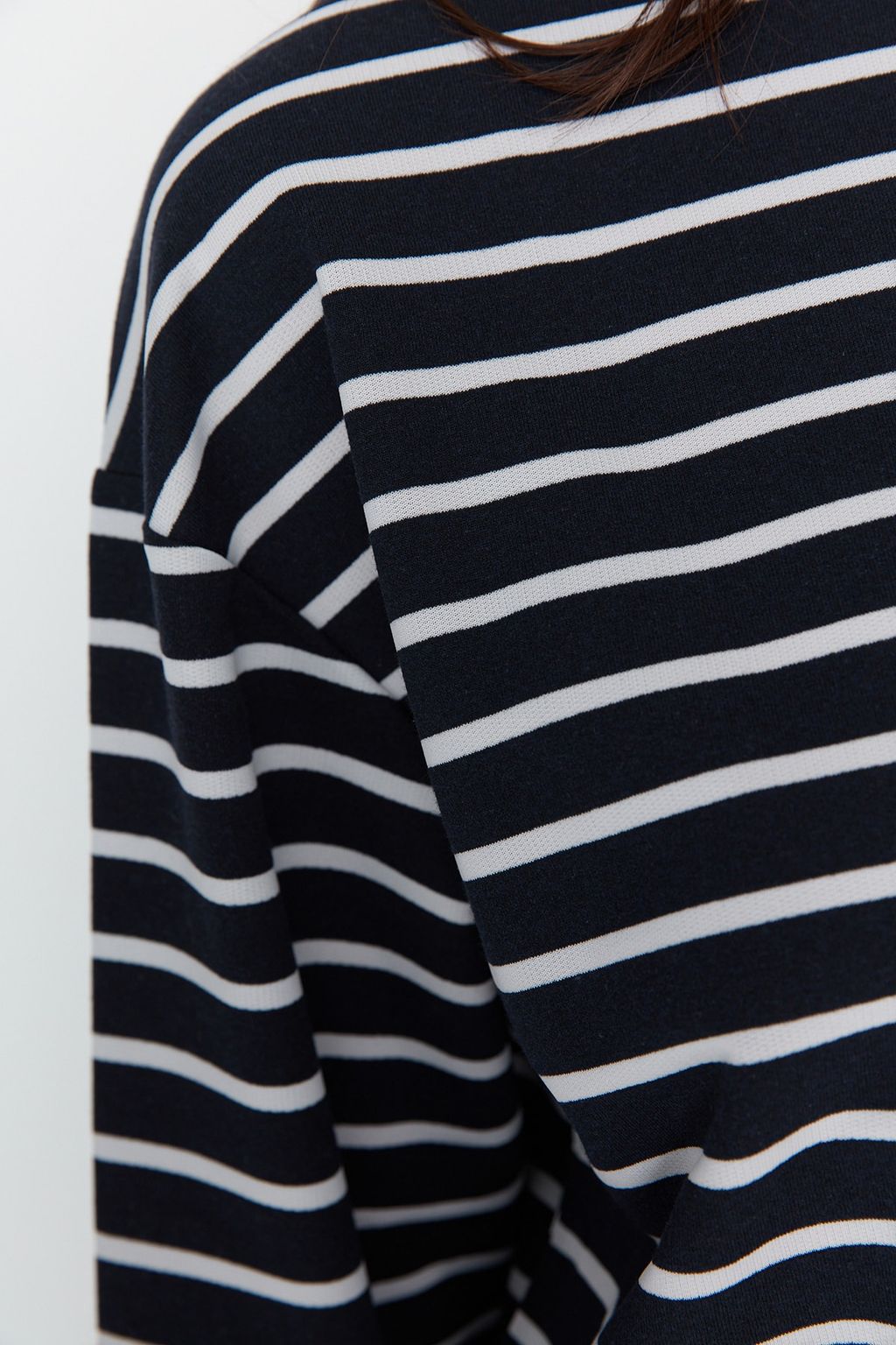 Lacivert Cizgili Oversize/Genis Kesim Bisiklet Yaka Ince Orme Sweatshirt TWOAW23SW00326