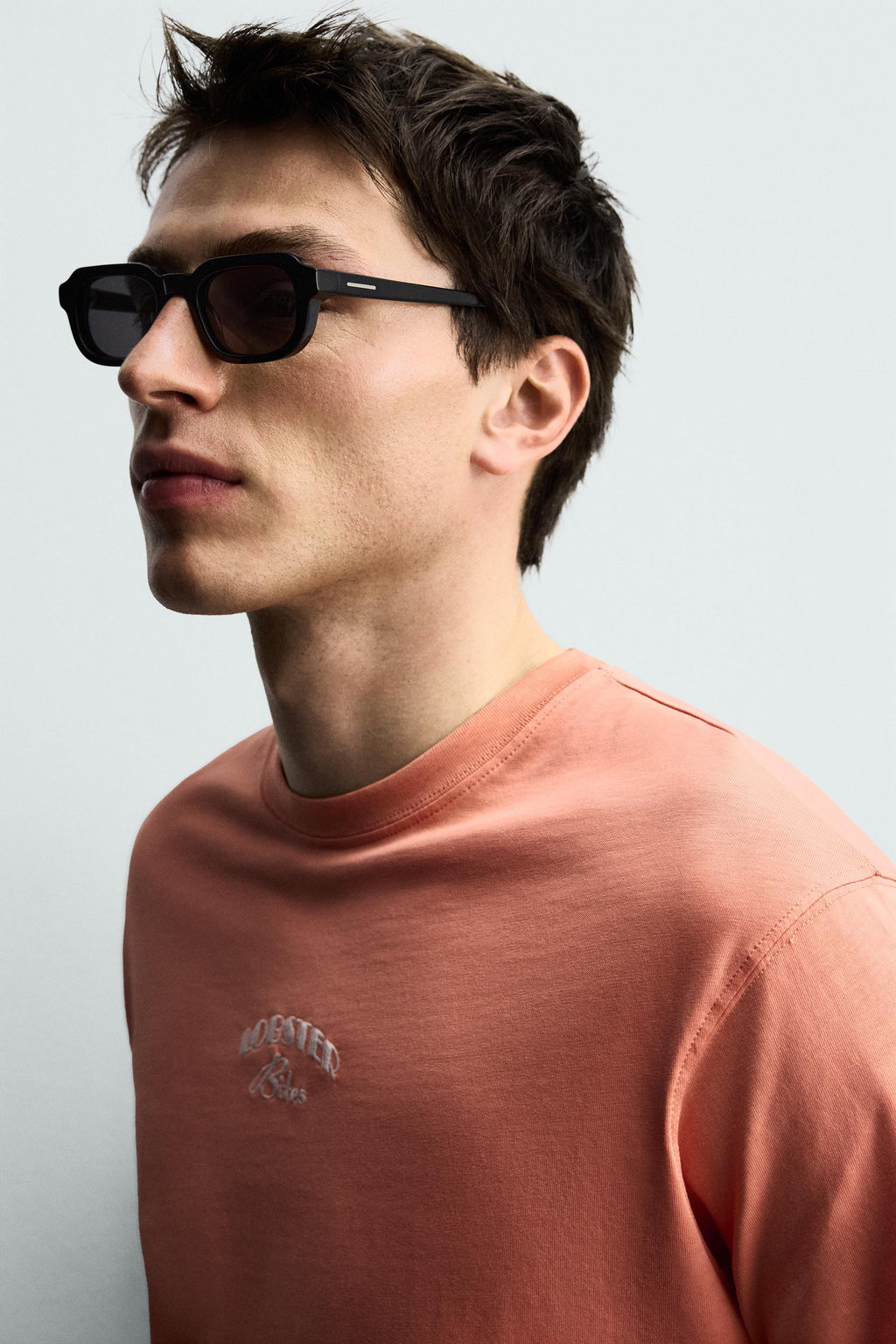 CAMISETA REGULAR FIT BORDADO CONTRASTE / Coral