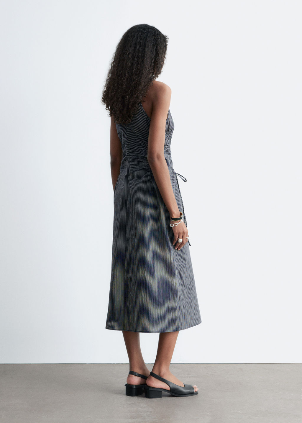 Vestido midi sin mangas con cord?n de ajuste - H&m фото 5