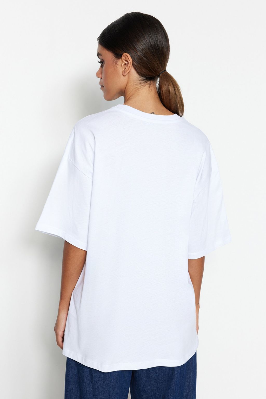 Beyaz %100 Kal?n Pamuklu Premium Oversize/Genis Kal?p Bisiklet Yaka Orme T-Shirt TWOSS23TS00040