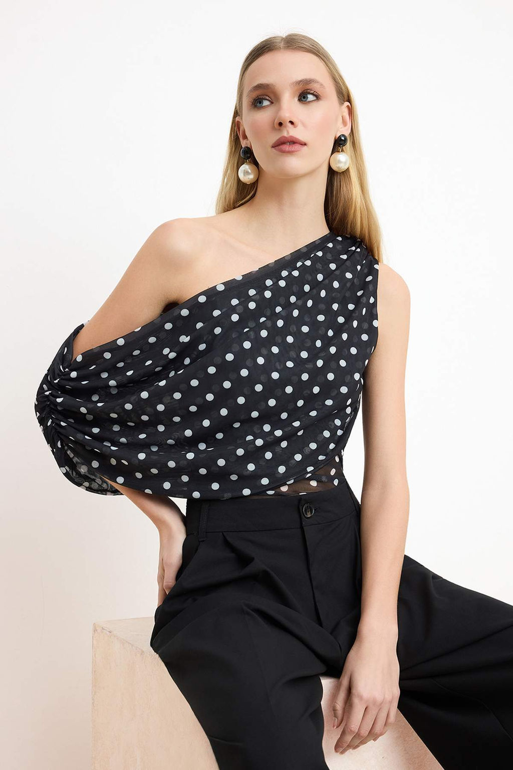 Siyah-Beyaz Asimetrik Yaka Puantiyeli Party Bluz TPRSS26BZ00027 - Trendyolmilla фото 2