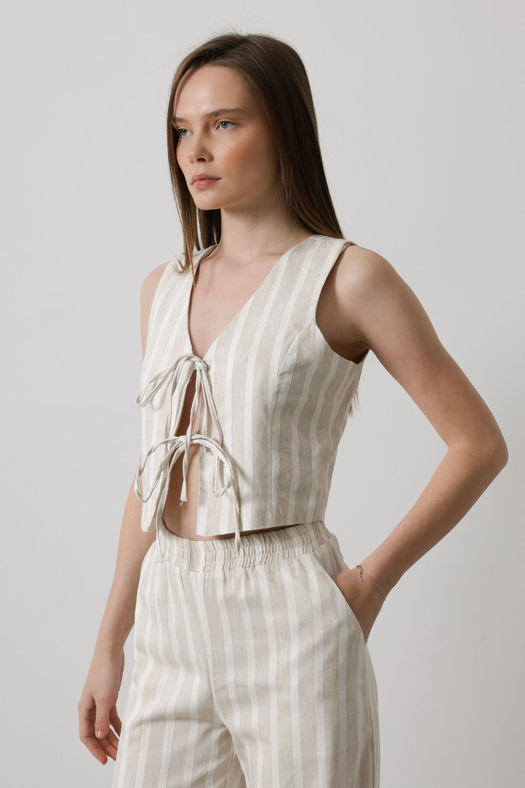 Trendyolmilla Bej Keten Gorunumlu Onu Baglama Detayl? Cizgili V Yaka Crop Dokuma Bluz TWOSS25BZ00159