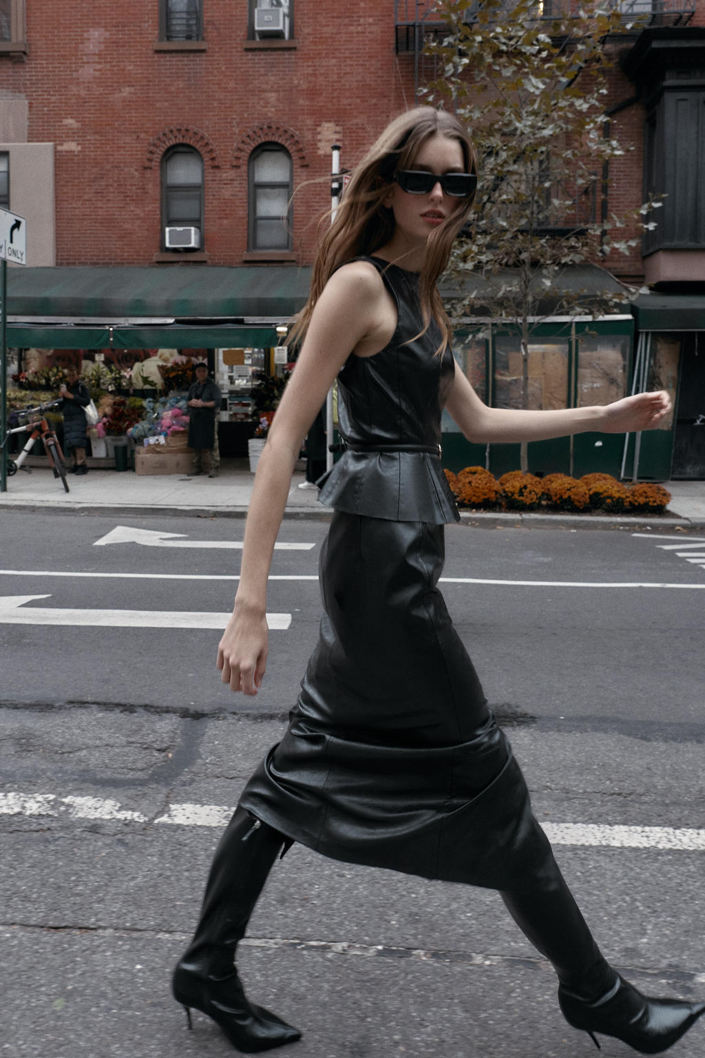 FALDA MIDI EFECTO PIEL / Negro - Zara фото 5