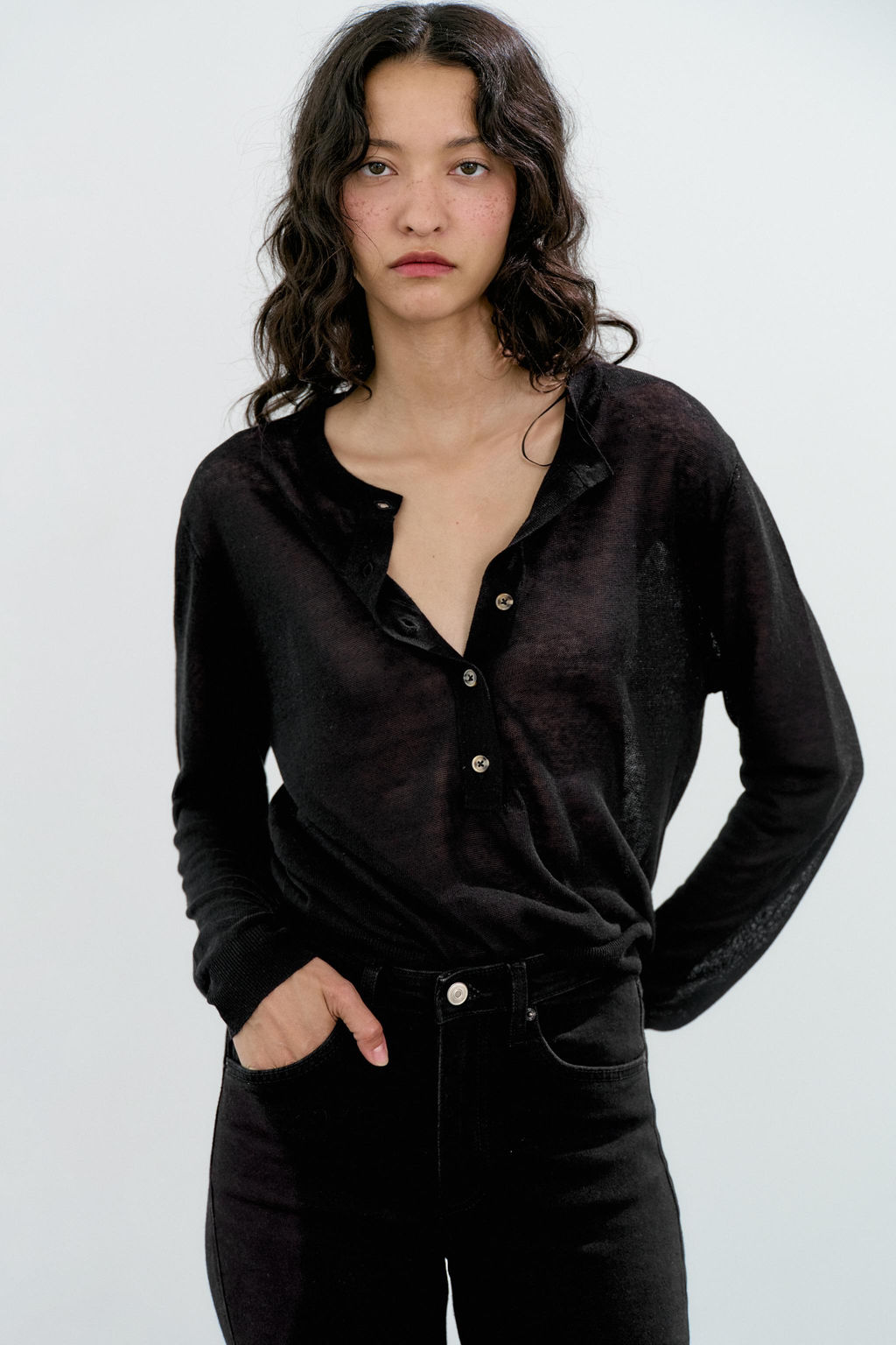 JEANS TRF CROPPED FLARE TIRO ALTO / Negro