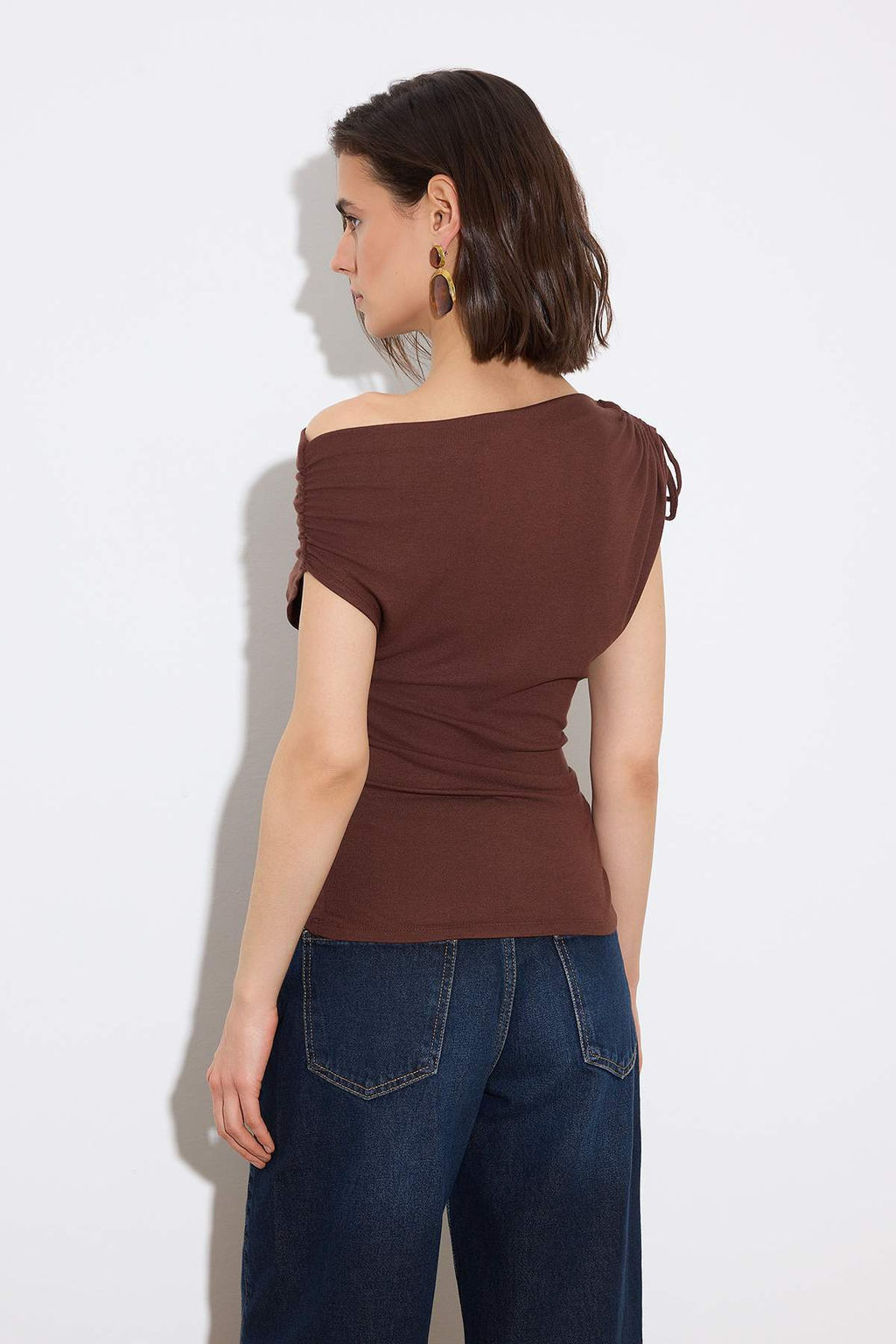 Limited Edition Kahverengi Normal Kal?p Asimetrik Yaka Buzgulu Yumusak Orme Bluz TWOSS26BZ00525