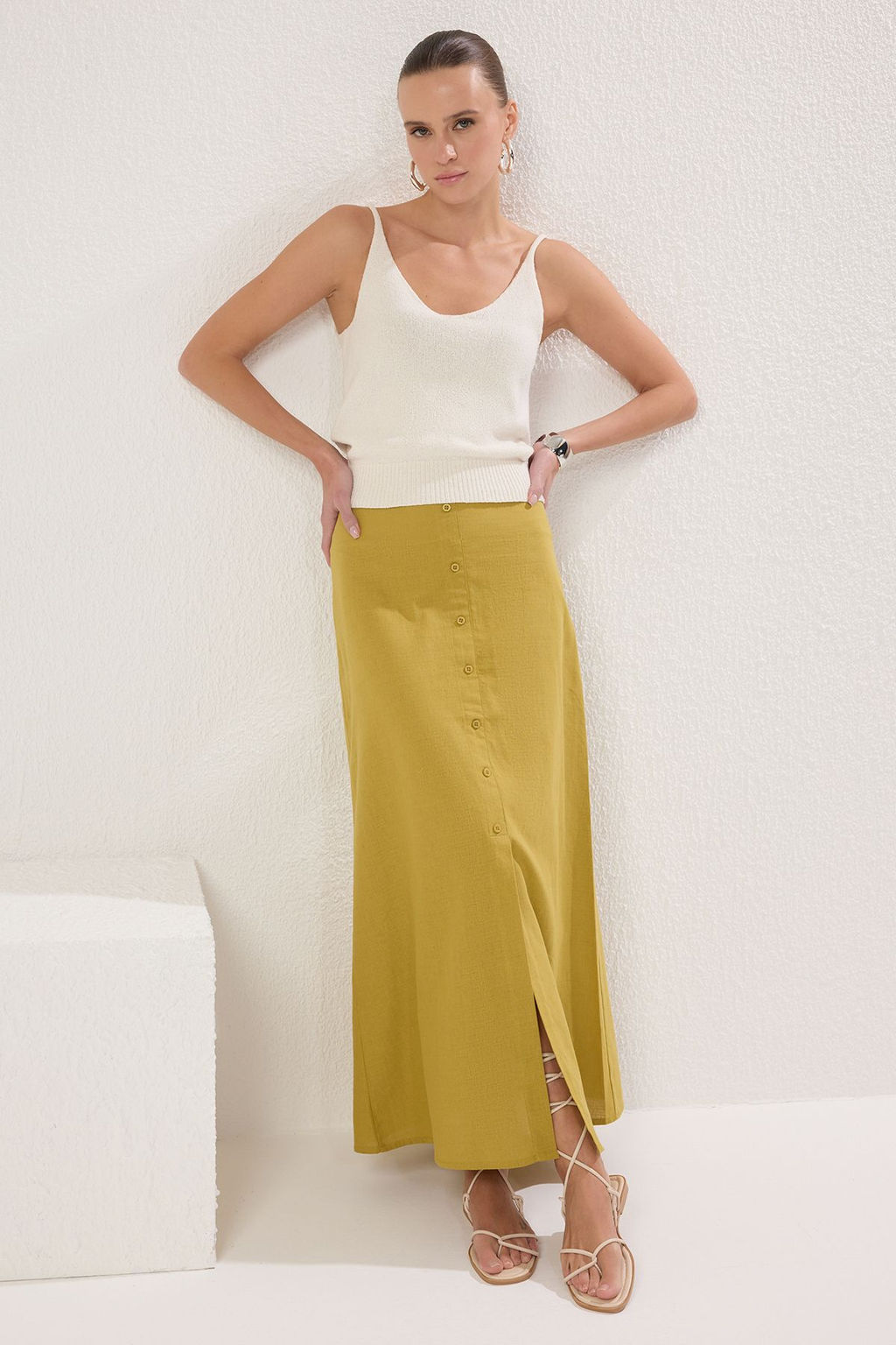 TRENDYOLMILLA Yag Yesili Dugme Detayl? Y?rtmacl? Keten Gorunumlu Astarl? Maxi Dokuma Etek TWOSS25ET00123 фото 2