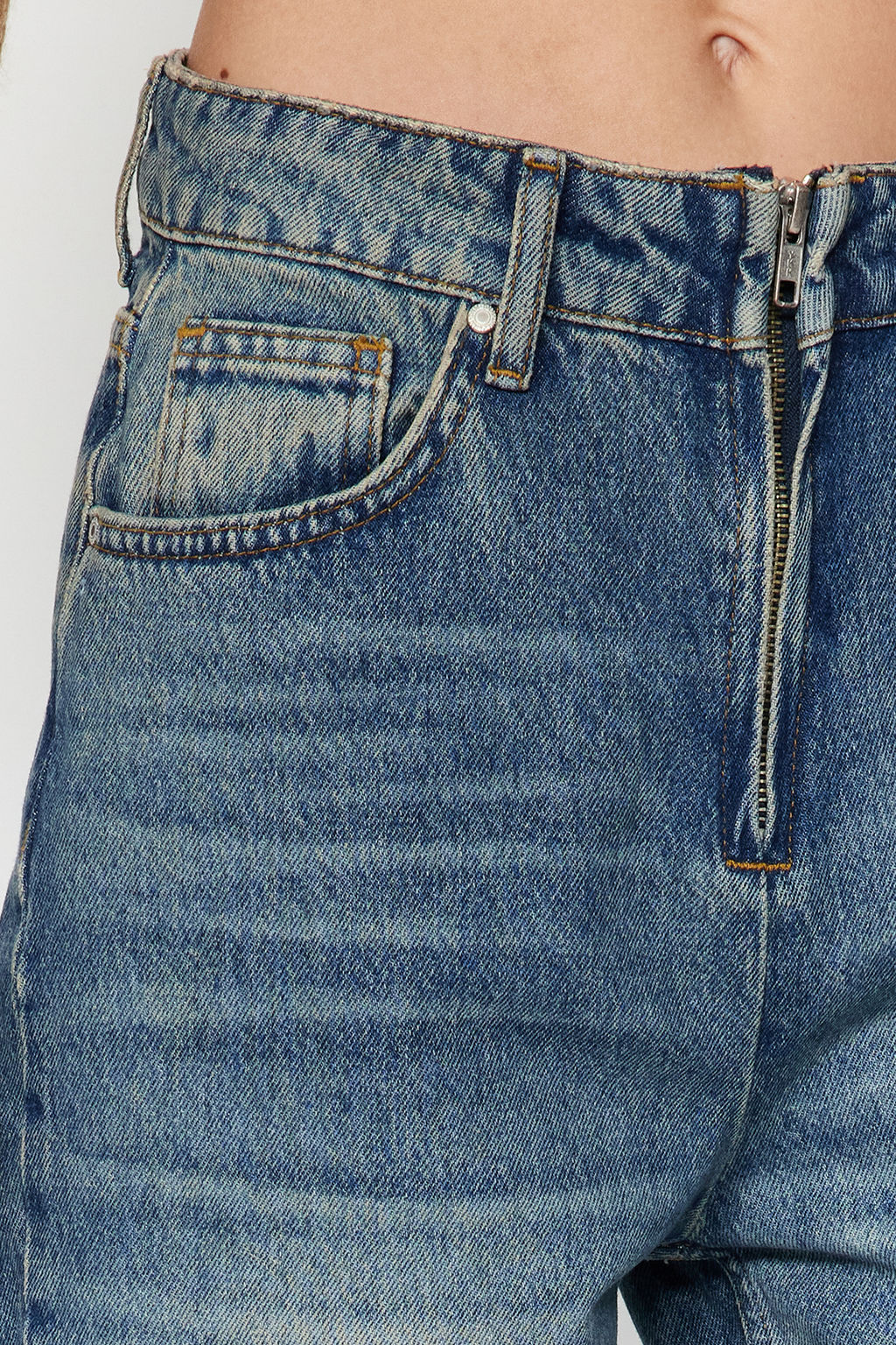 TRENDYOLMILLA Mavi More Sustainable Soluk Efekt Vintage Fermuar Detayl? Yuksek Bel Wide Leg Jeans TWOAW24JE00315
