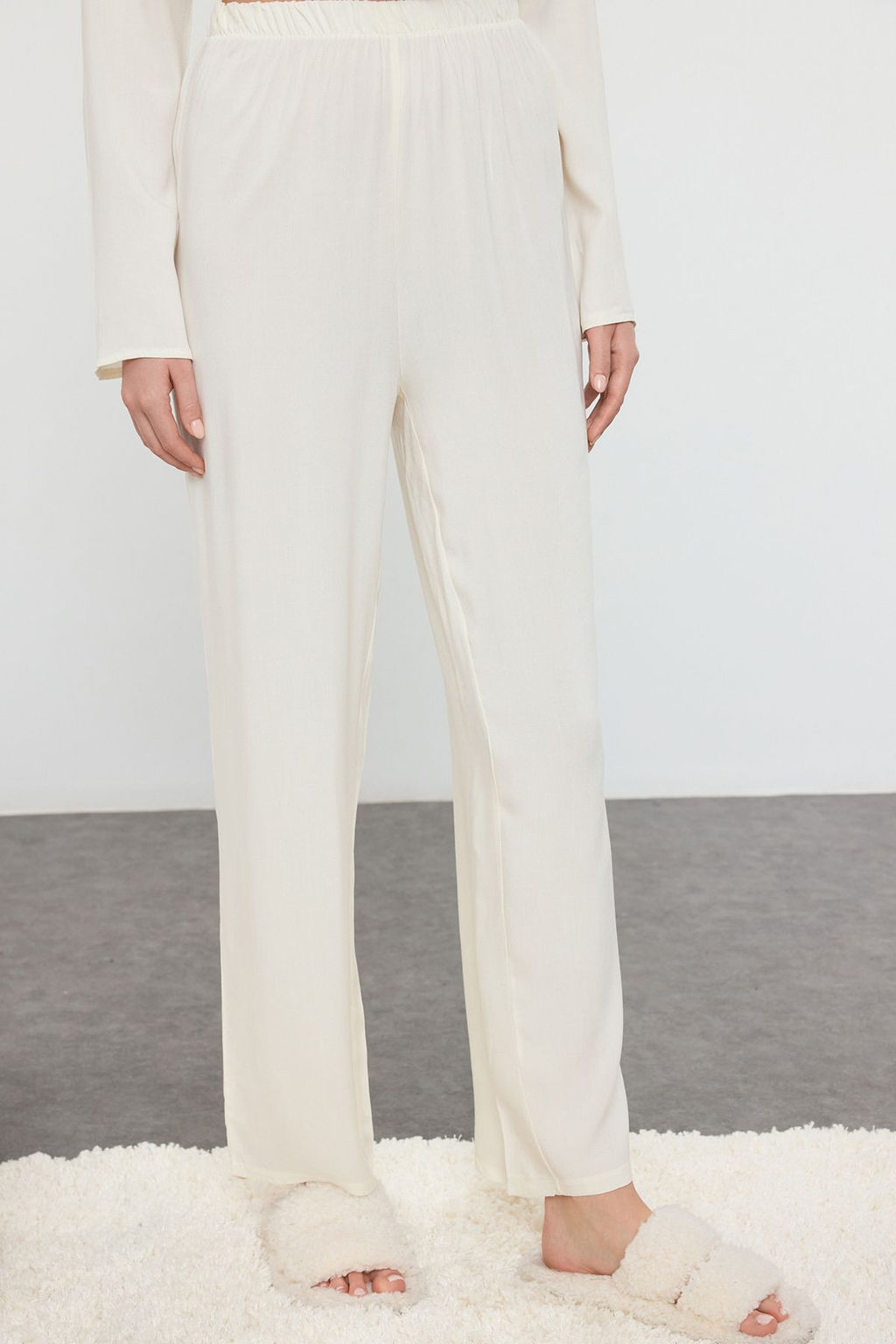 Trendyolmilla Ekru Kurdele/Fiyonk ve Biye Detayl? Viskon Dokuma Pijama Tak?m? THMAW25PT00032 фото 6