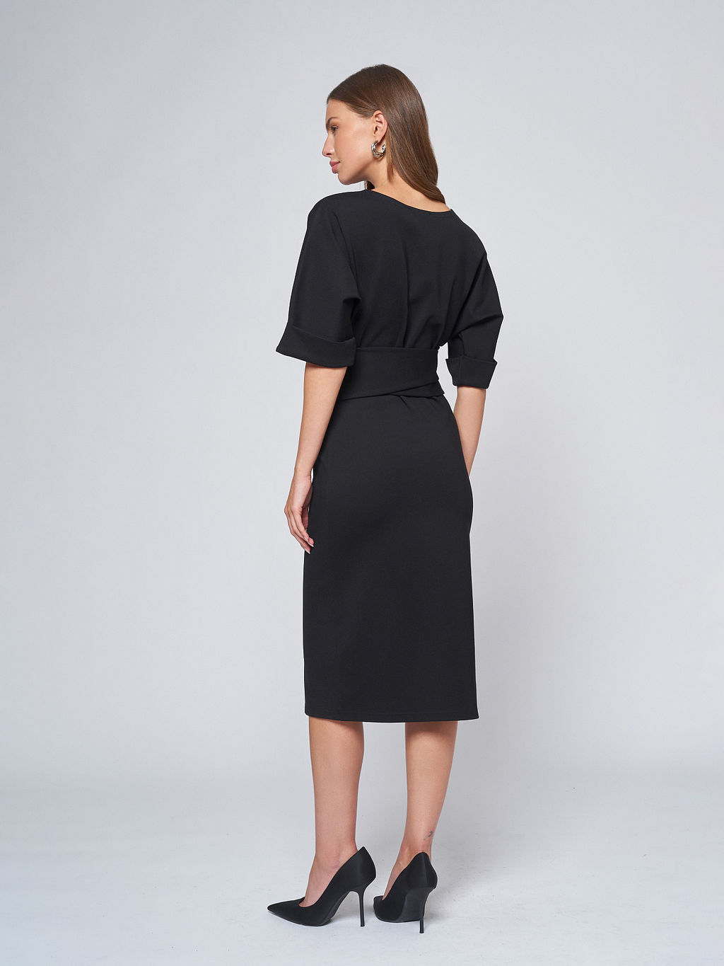 Платье черное длины миди с поясом и рукавом летучая мышь - 1001dress фото 4