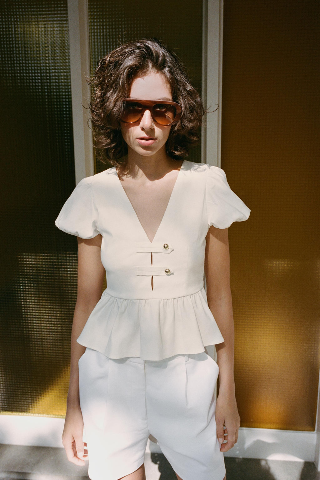 TOP PEPLUM CON BOTONES DORADOS / Blanco roto