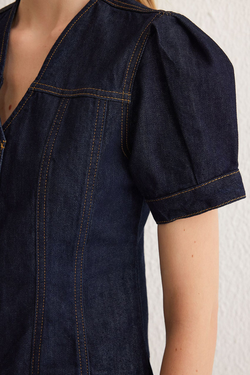 Trendyolmilla Koyu Mavi K?sa Balon Kollu V Yaka Denim Bluz TWOSS25BZ00000 фото 4