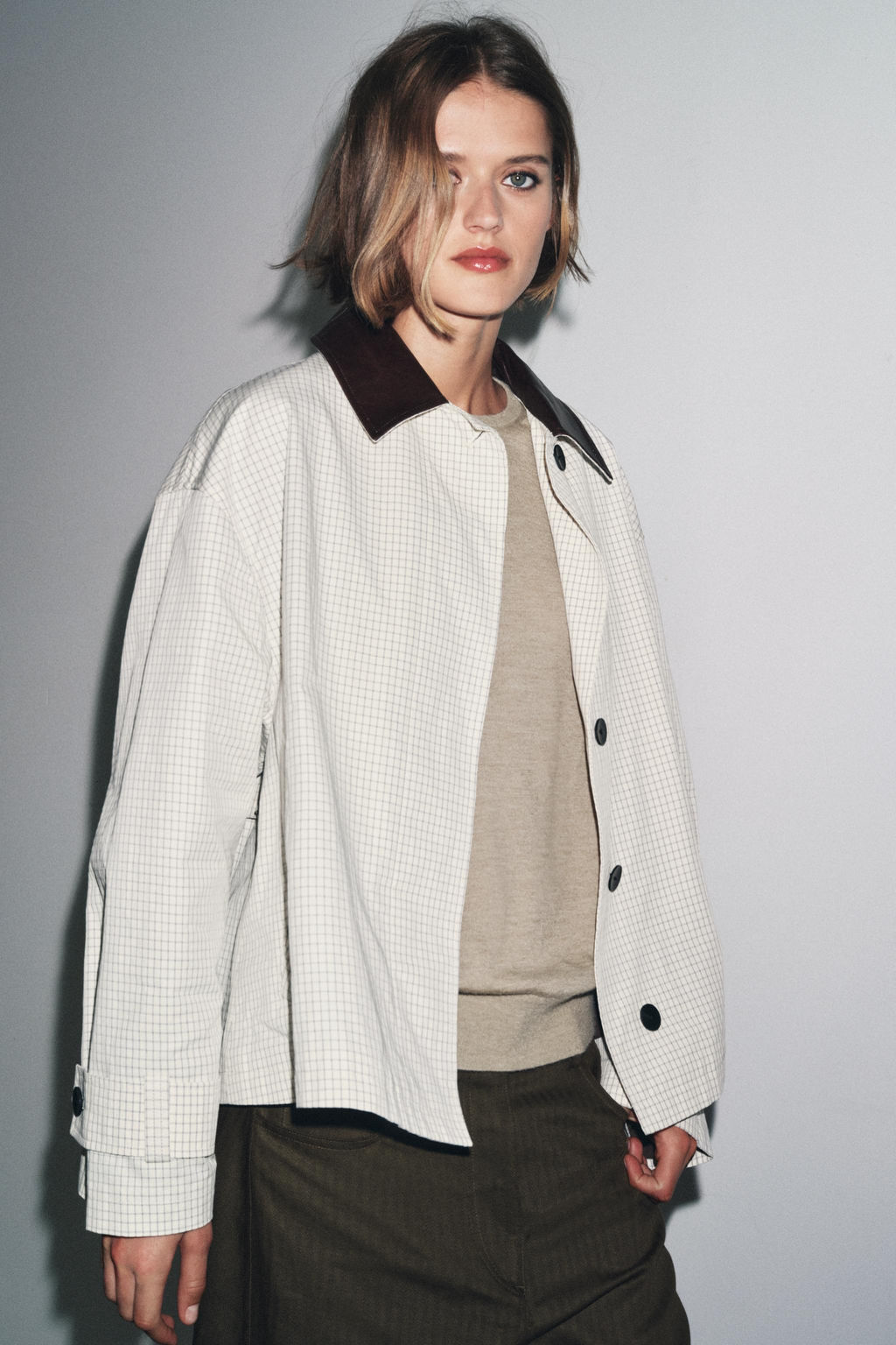 LEATHER EFFECT COLLAR SHORT TRENCH COAT ZW COLLECTION - Zara фото 5