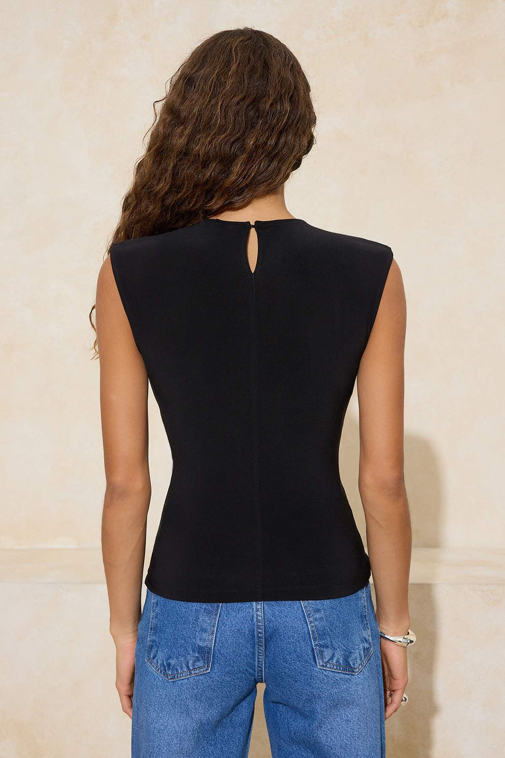 Siyah Duz Fitted Bisiklet Yaka Kolsuz Esnek Orme Bluz TWOSS26BZ00005