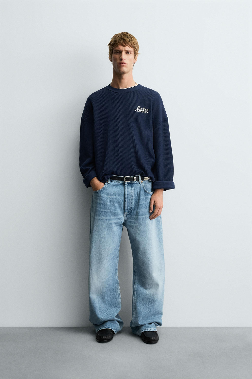 TEXTURED TEXT SWEATSHIRT