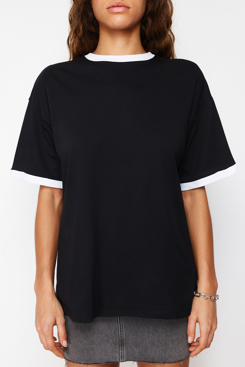 Siyah %100 Pamuk Kontrast Yaka ve Serit Detayl? Oversize/Rahat Kesim Orme T-Shirt TWOSS24TS00052