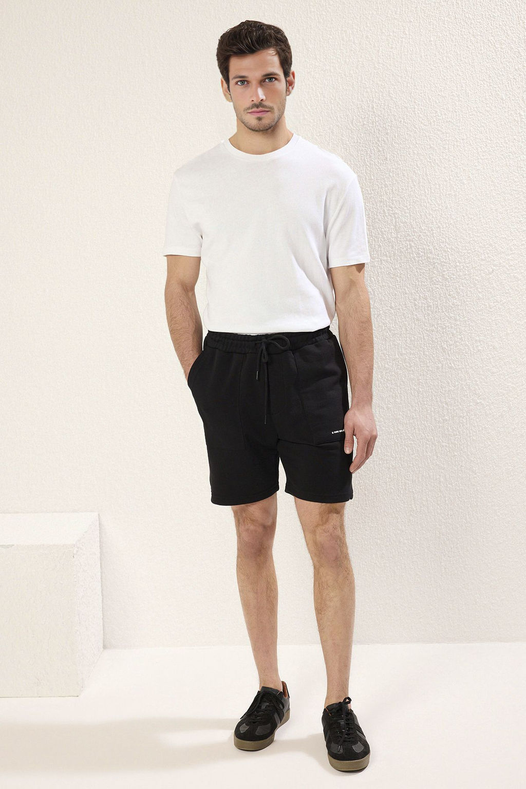 TRENDYOL MAN Regular/Normal Kesim Yaz? Bask?l? Sort&Bermuda TMNSS24SR00056