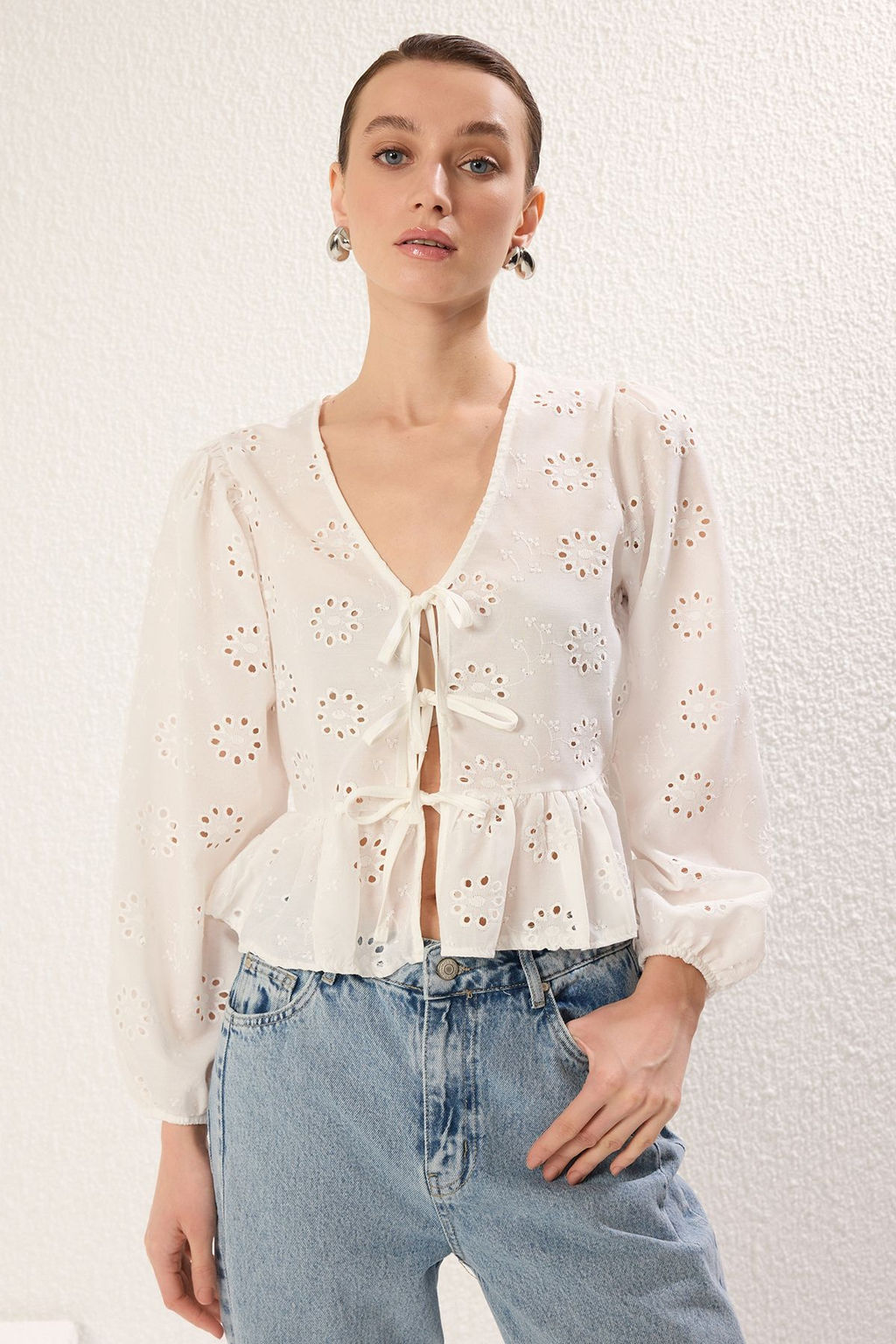 Trendyolmilla Beyaz Brode Kumas Baglama Detayl? Regular Normal Kal?p Dokuma Gomlek TWOSS25GO00051