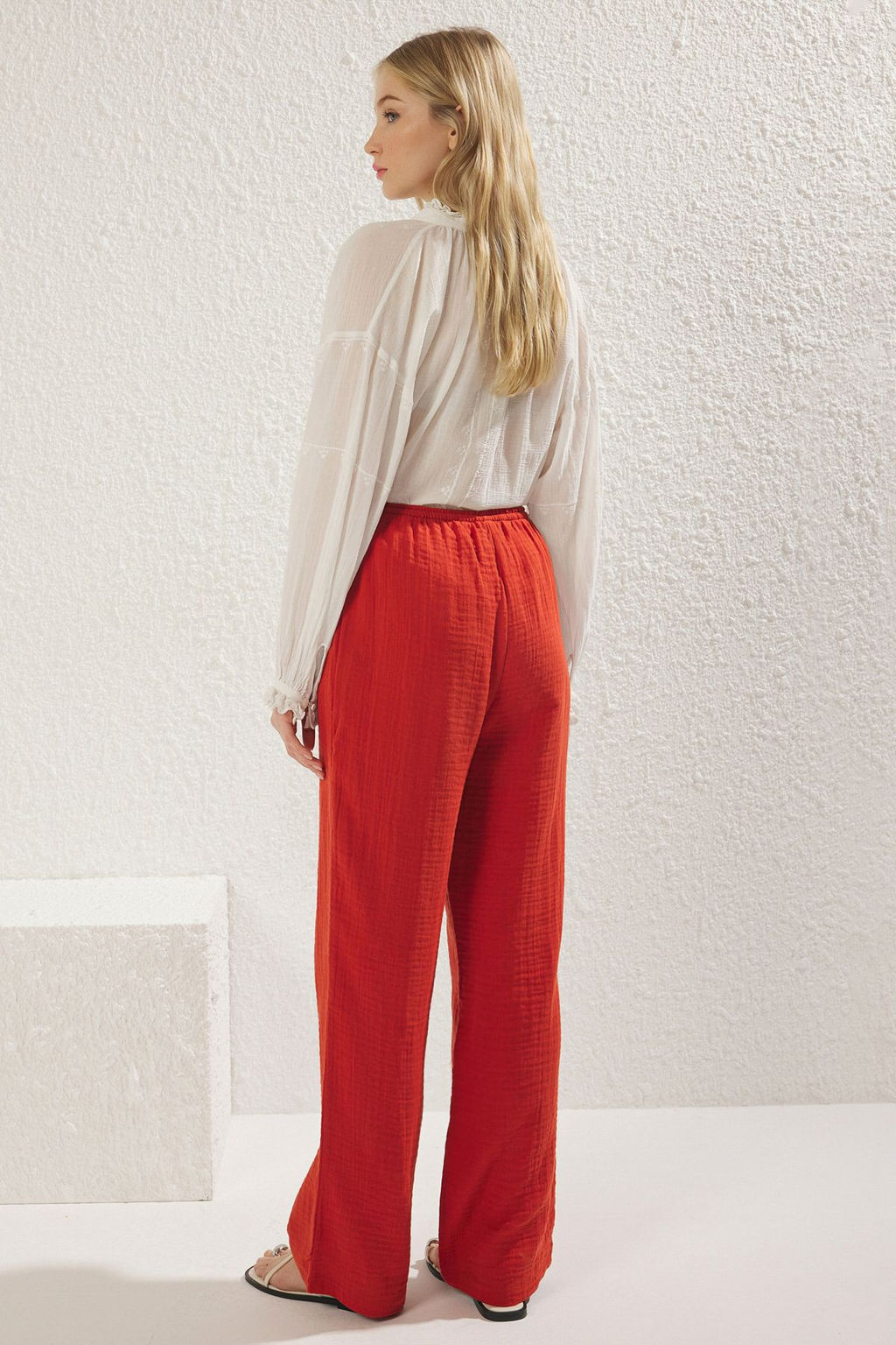 TRENDYOLMILLA Koyu K?rm?z? Muslin Beli Lastikli Yuksek Bel Wide Leg/Genis Paca Dokuma Pantolon TWOSS25PL00067 фото 10