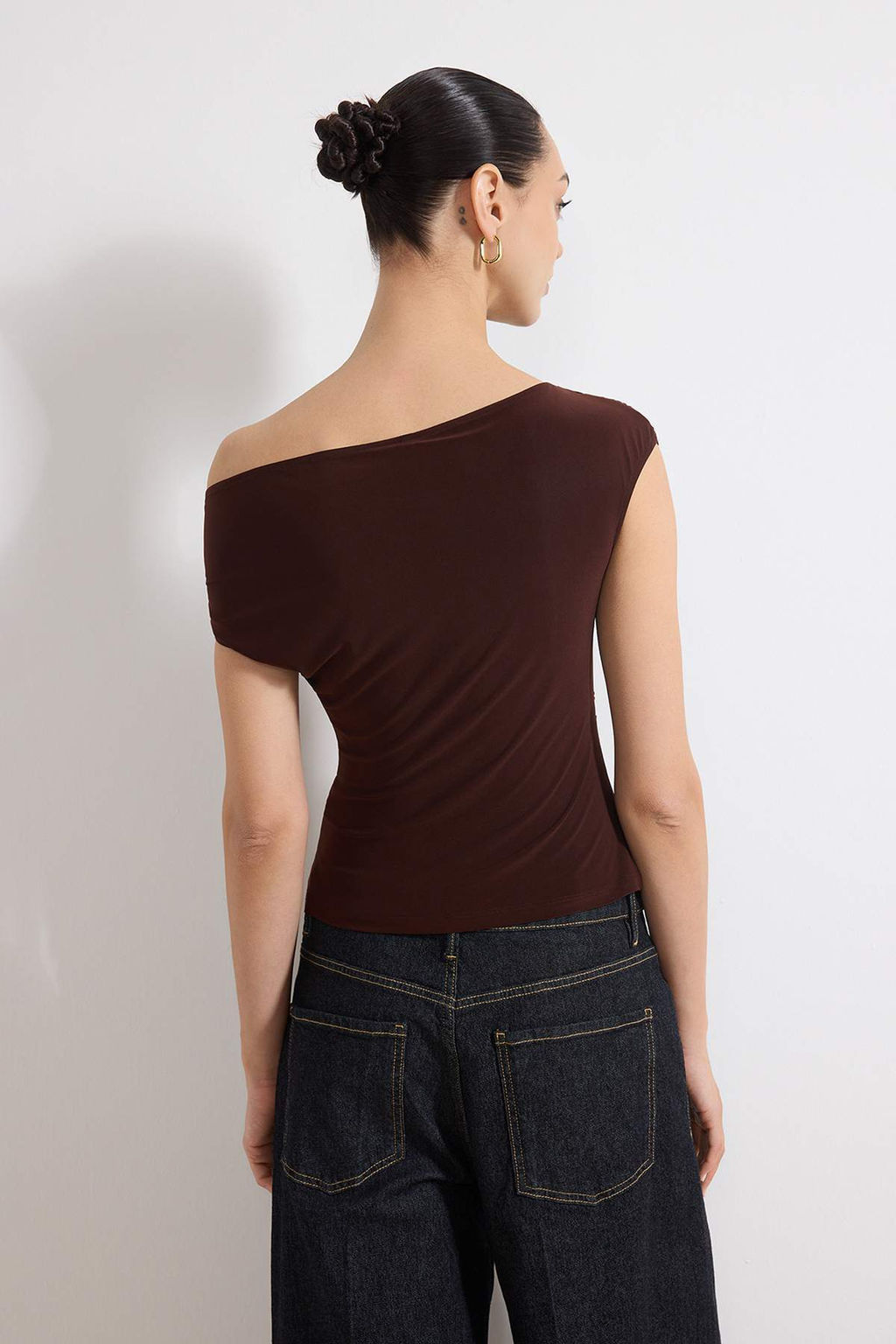 Kahverengi Fitted/Vucuda Oturan Asimetrik Yaka Aksesuar Detayl? Esnek Orme Bluz TWOSS26BZ00102