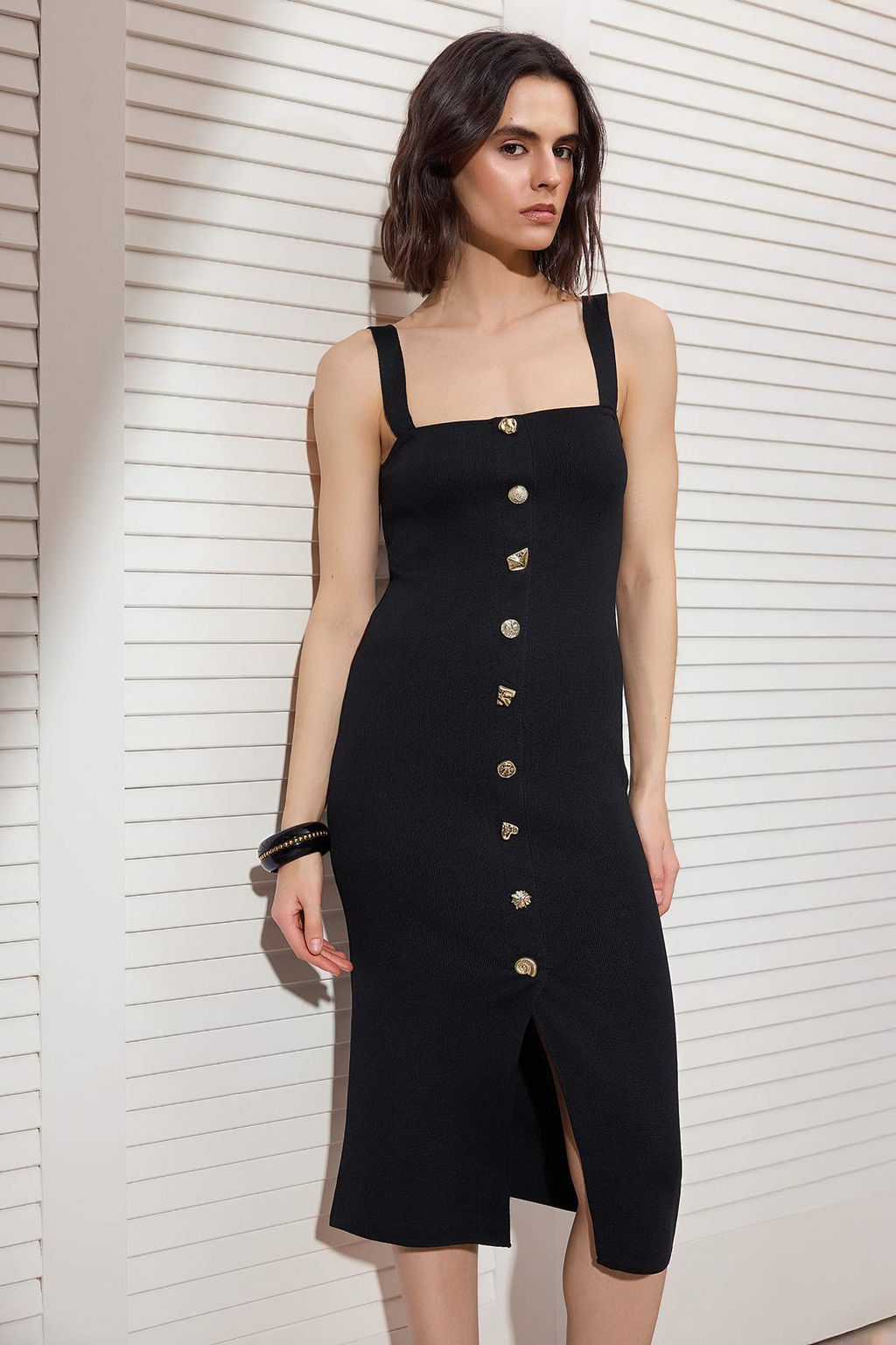 Siyah Duz Midi Kare Yaka Vucudu Saran Mucevher Dugmeli Triko Elbise TWOSS26EL00179 - Trendyolmilla фото 2