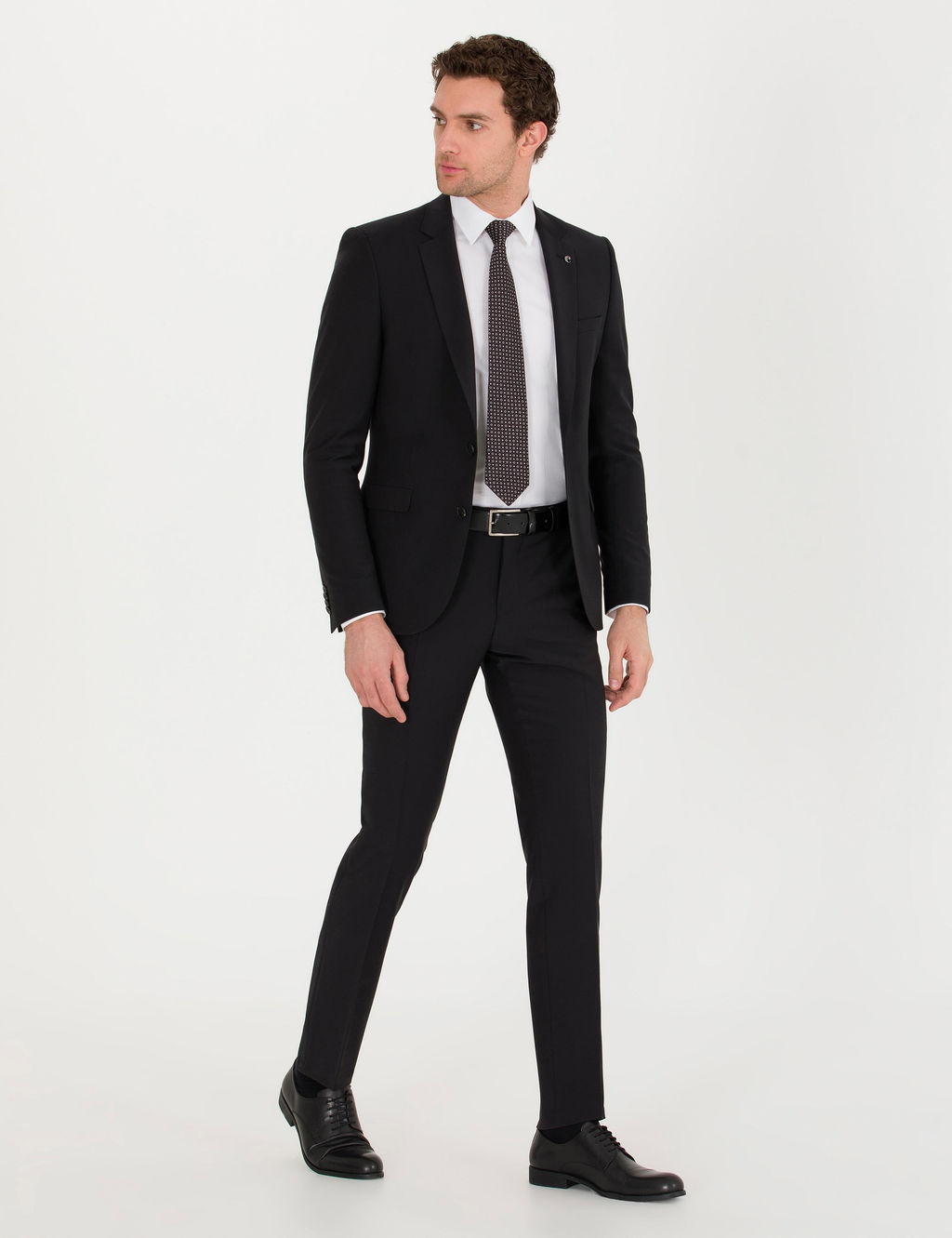 Черный костюм узкого кроя