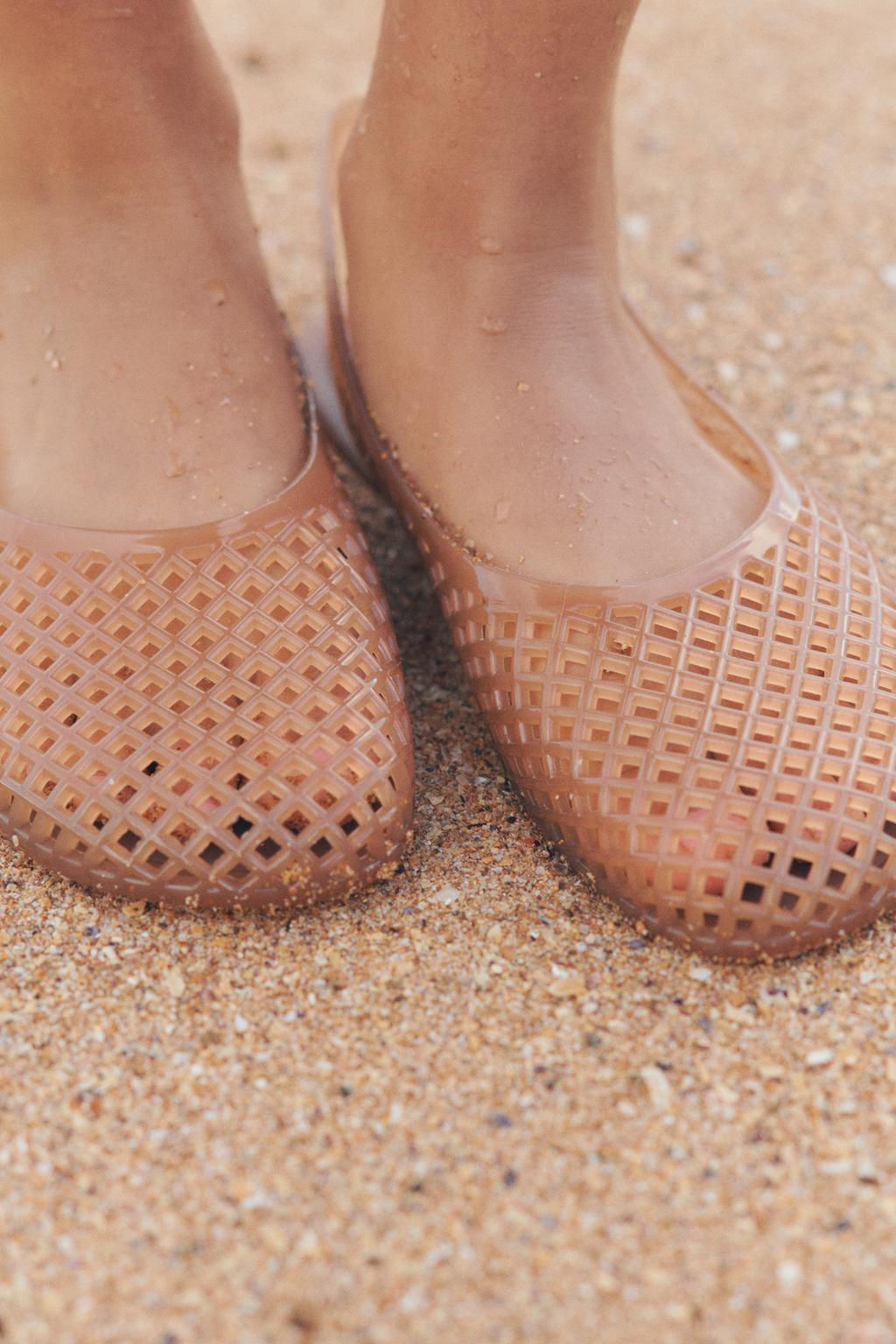 RUBBERISED-EFFECT SLINGBACK SHOES - Zara фото 6