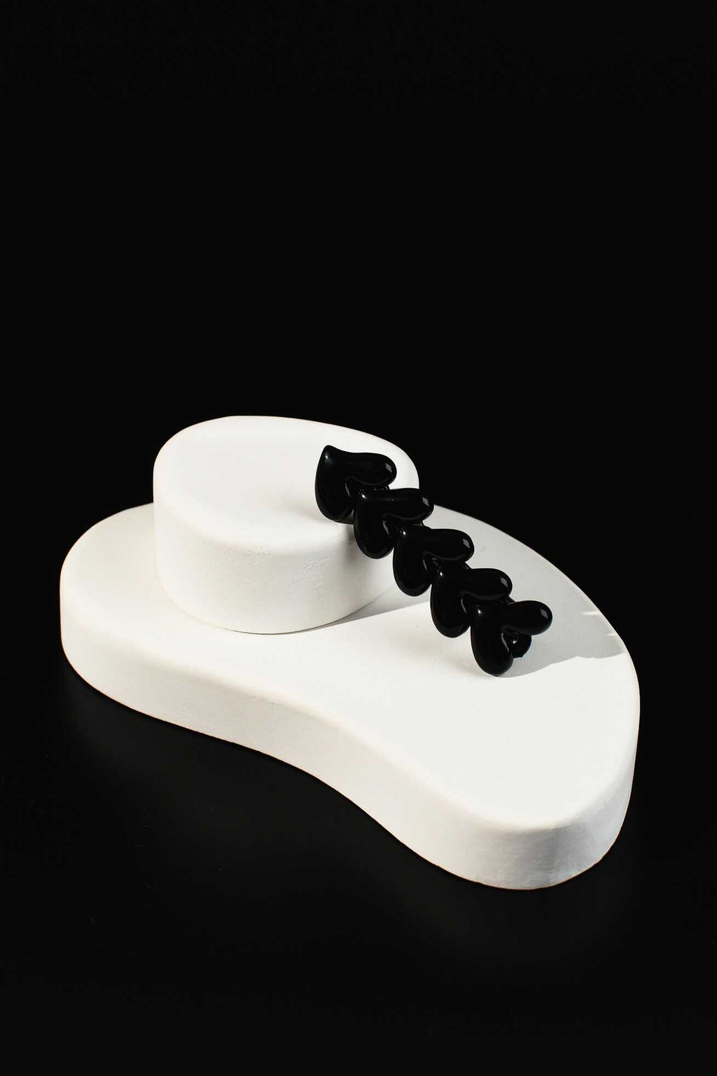 Заколка для волос зажим, арт. 71776 / 10 СЕРДЕЧКИ (в наборе: 1шт., 6,7 см, черный металл, полиэфирная смола, цвет: чёрный, подложка из мелованного картона + ПЭТ-пакет с европодвесом)