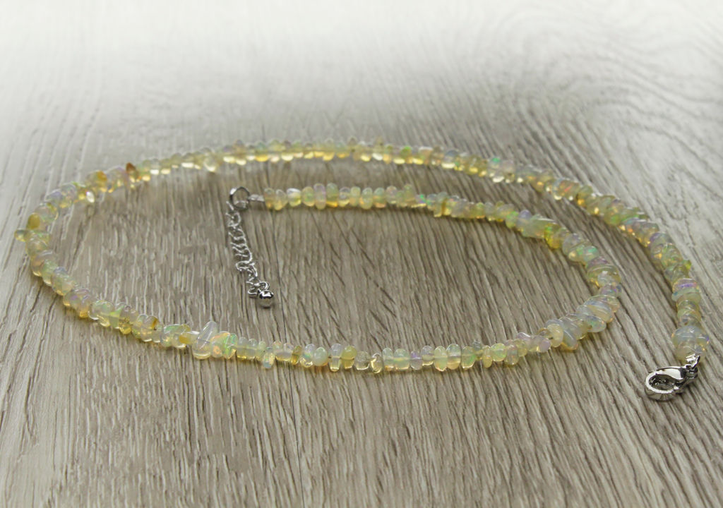 Опал (Перу) белый, мелкая галька 4мм, бусы длиной 43,,,48см