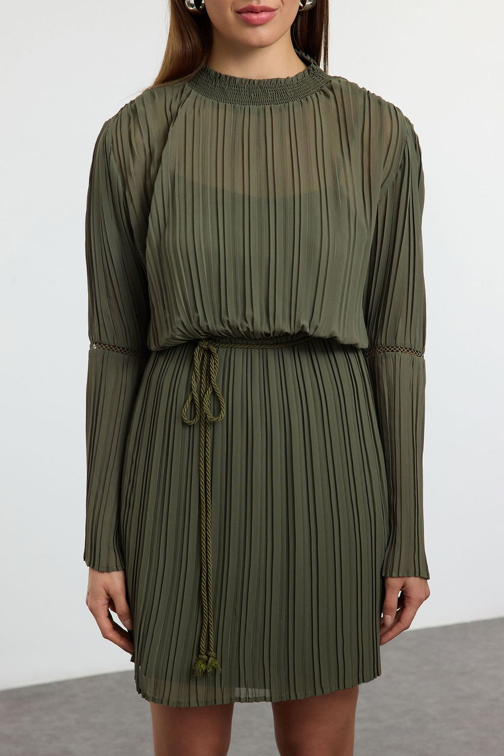 Trendyolmilla Siyah Kusakl? Etegi Belden Ac?lan Pliseli Mini Dokuma K?sl?k Elbise TWOAW25EL00496  фото 8