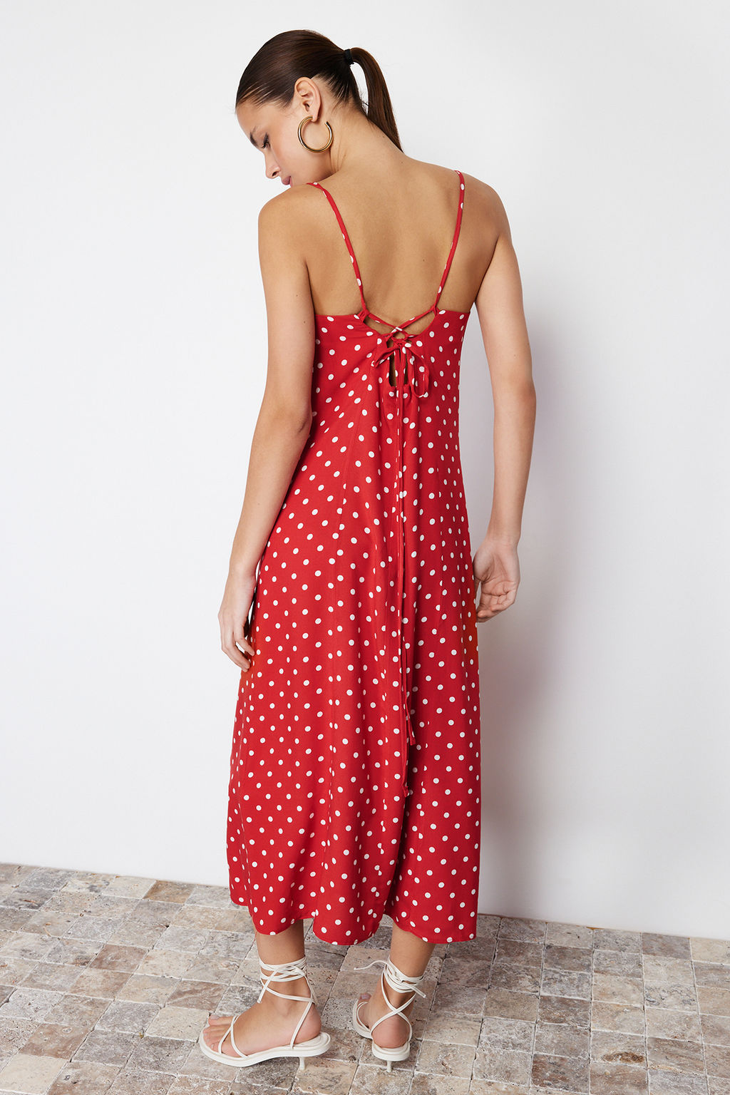 K?rm?z? Puantiyeli A-Kesim S?rt? Baglama Detayl? Midi Dokuma Elbise TWOSS24EL00490 - Trendyolmilla фото 6