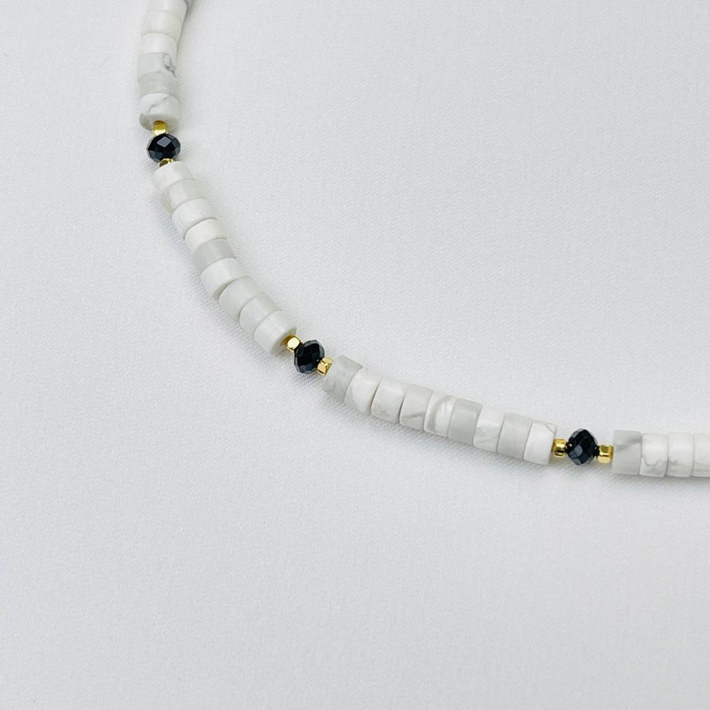 Чокер из Говлита и Шпинели 38 см +