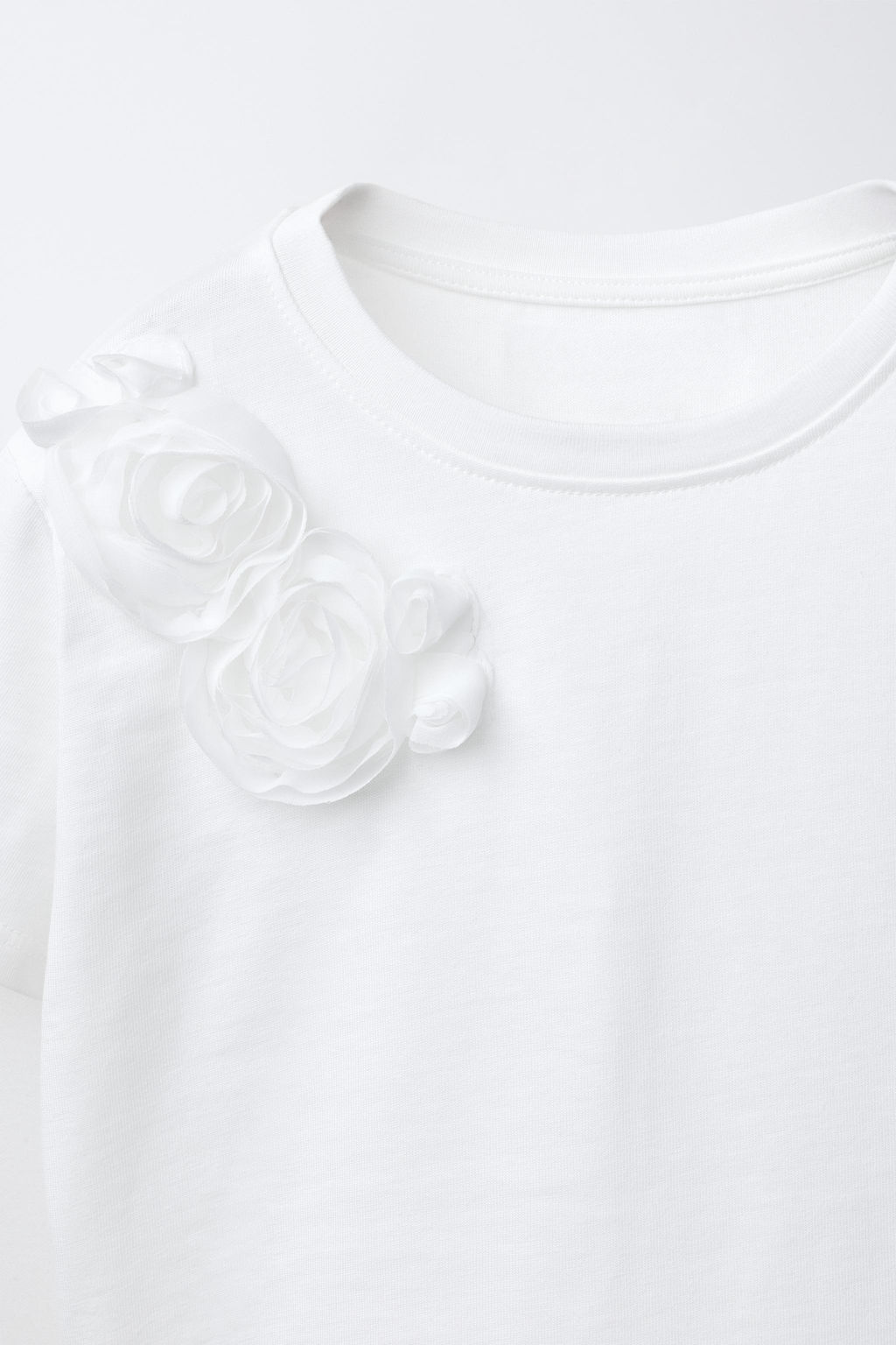 CAMISETA FLORES ORGANZA / Blanco - Zara фото 3
