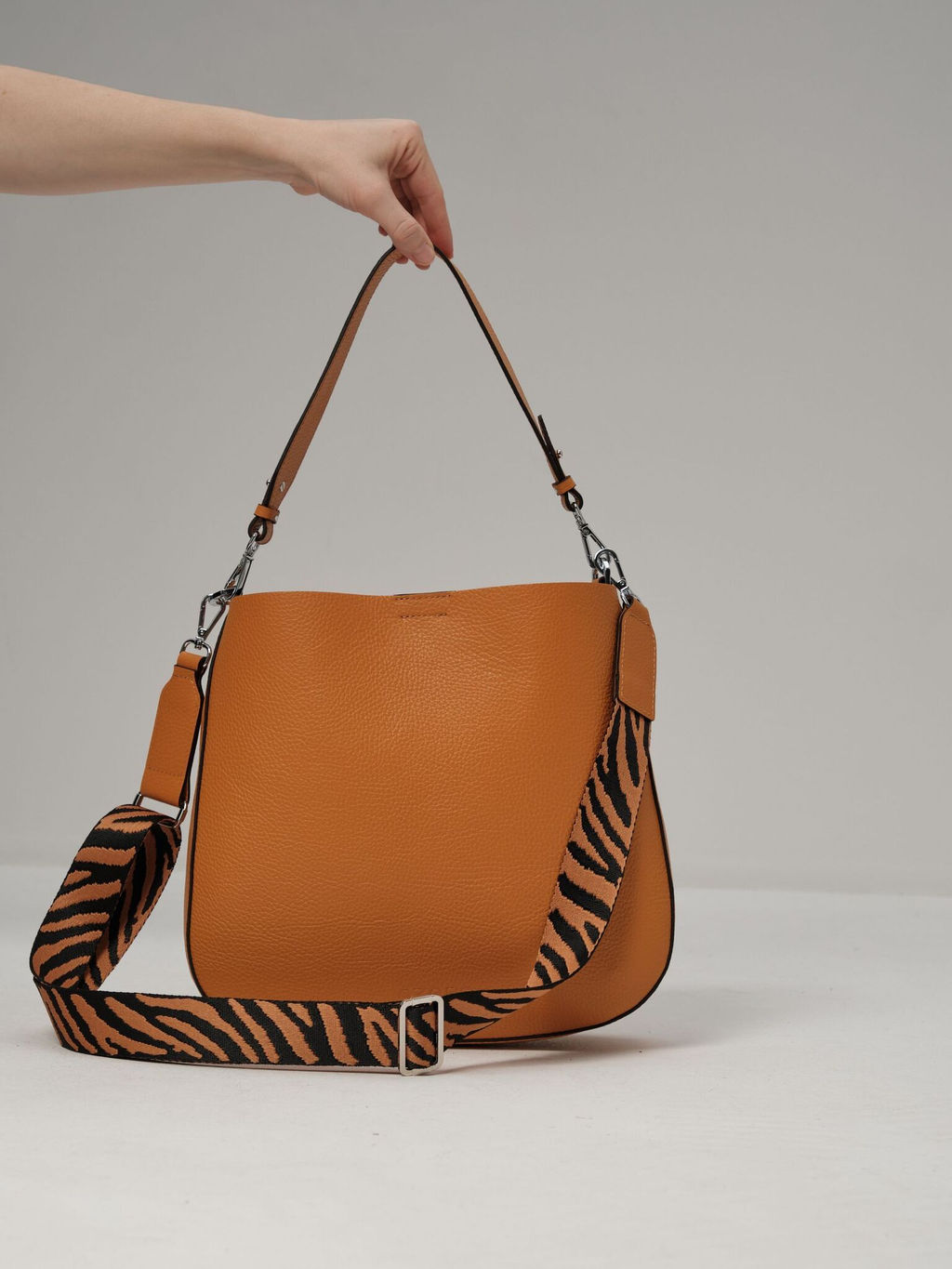 Сумка кожаная на плечо Azaro 30868 оранжевый карандаш